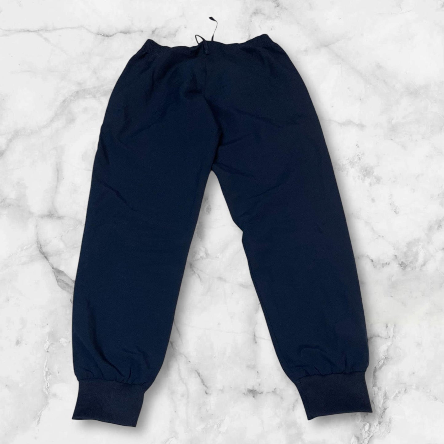 Entdecke unsere Vintage Track Pants von Nike und anderen Marken, erhältlich bei Valuxery.de - Dein Shop für trendige Vintage - Kleidung. Unsere Track Pants sind aus hochwertigen Materialien und