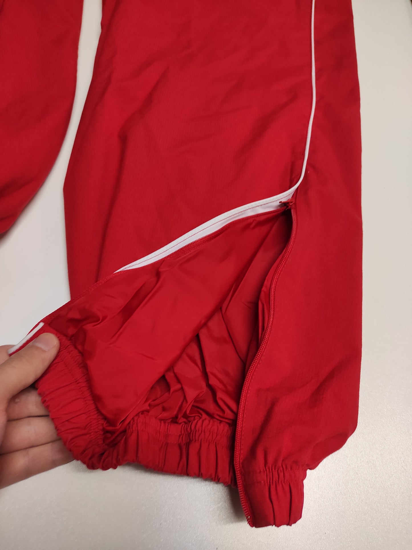 Entdecke unsere Vintage Track Pants von Nike und anderen Marken, erhältlich bei Valuxery.de - Dein Shop für trendige Vintage - Kleidung. Unsere Track Pants sind aus hochwertigen Materialien und