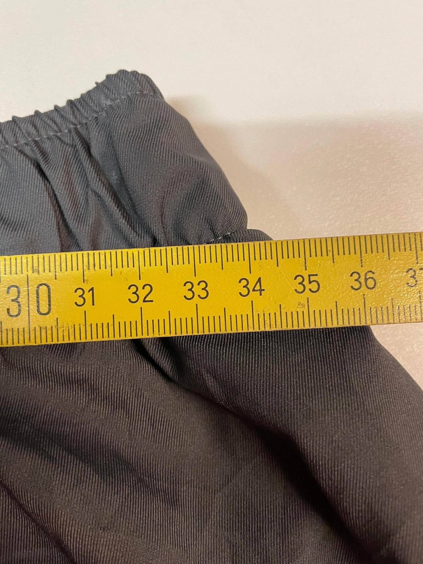 Entdecke unsere Vintage Track Pants von Nike und anderen Marken, erhältlich bei Valuxery.de - Dein Shop für trendige Vintage - Kleidung. Unsere Track Pants sind aus hochwertigen Materialien und