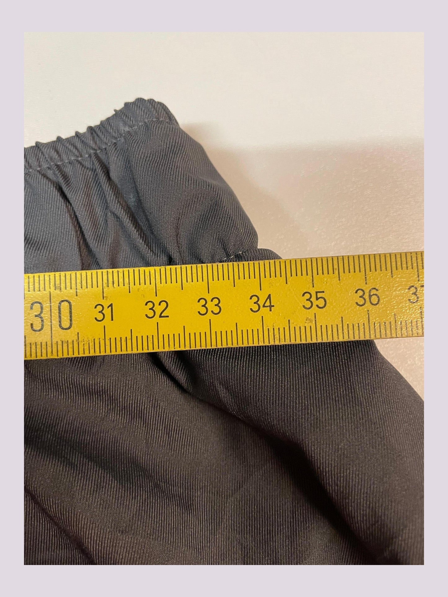 Entdecke unsere Vintage Track Pants von Nike und anderen Marken, erhältlich bei Valuxery.de - Dein Shop für trendige Vintage - Kleidung. Unsere Track Pants sind aus hochwertigen Materialien und