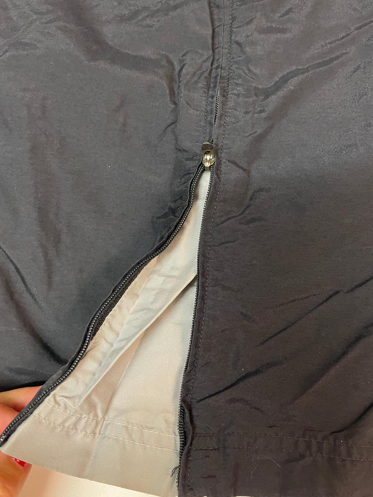Entdecke unsere Vintage Track Pants von Nike und anderen Marken, erhältlich bei Valuxery.de - Dein Shop für trendige Vintage - Kleidung. Unsere Track Pants sind aus hochwertigen Materialien und