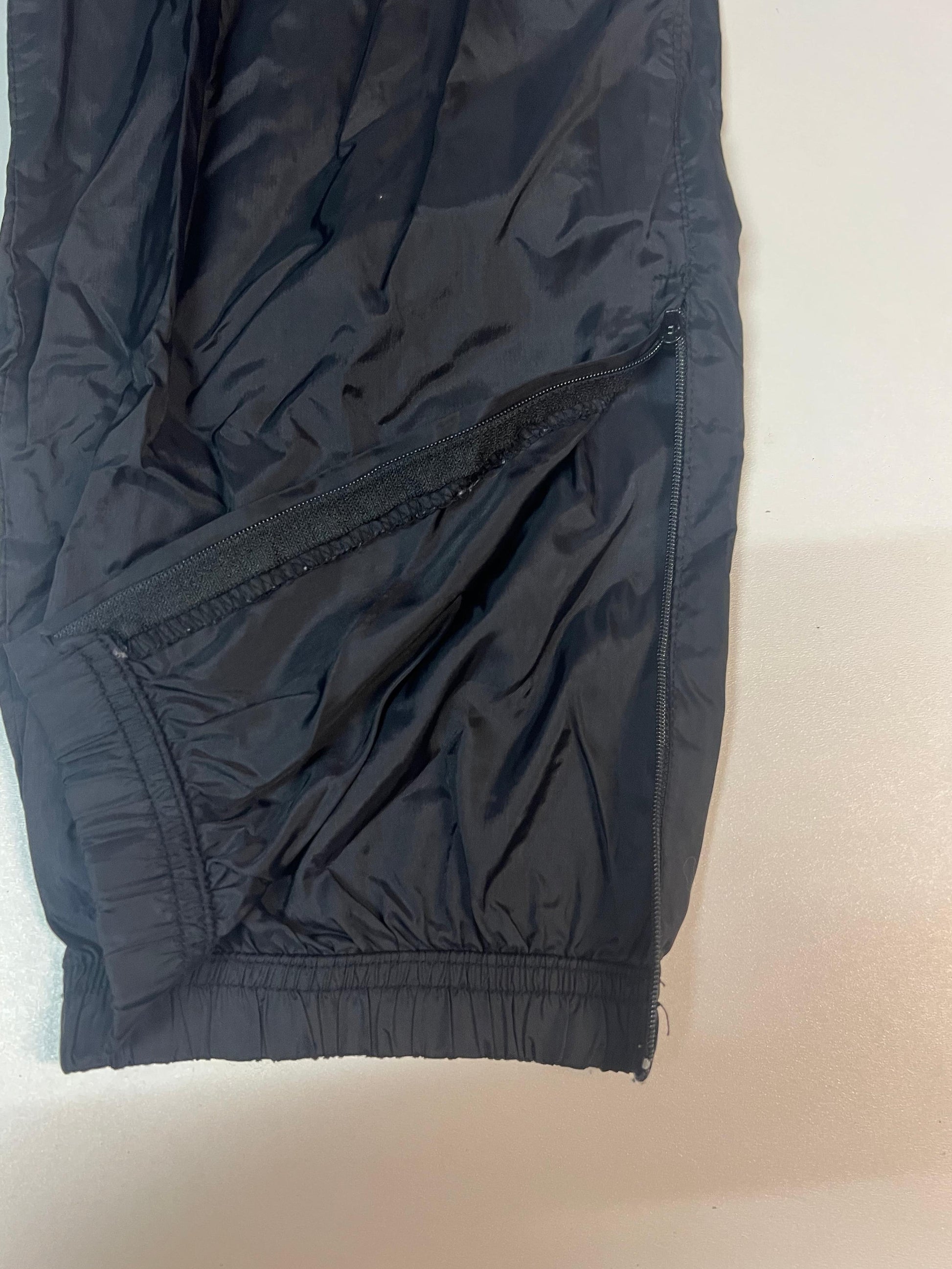 Entdecke unsere Vintage Track Pants von Nike und anderen Marken, erhältlich bei Valuxery.de - Dein Shop für trendige Vintage - Kleidung. Unsere Track Pants sind aus hochwertigen Materialien und