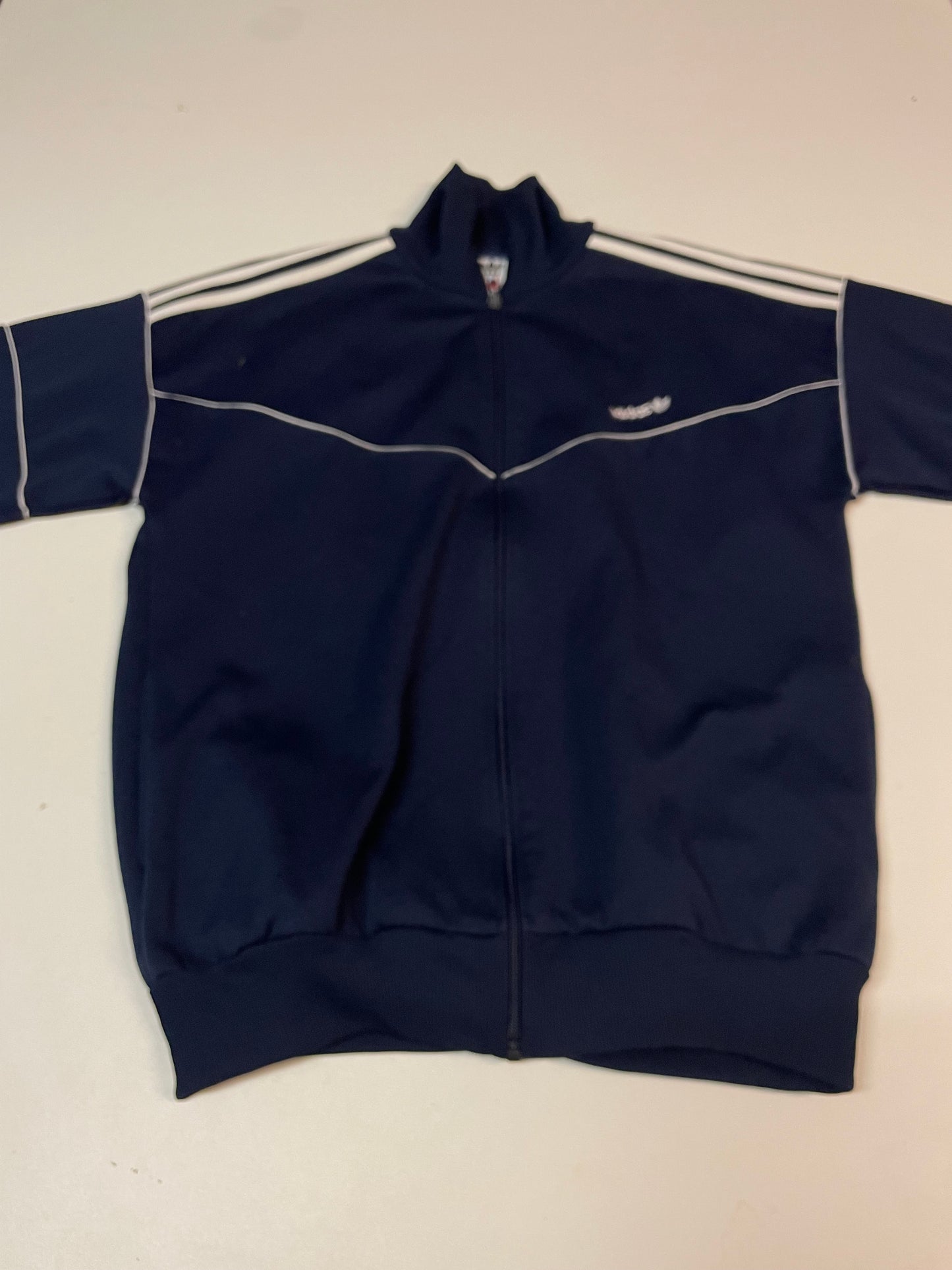Entdecke unsere Vintage Track Pants von Nike und anderen Marken, erhältlich bei Valuxery.de - Dein Shop für trendige Vintage - Kleidung. Unsere Track Pants sind aus hochwertigen Materialien und