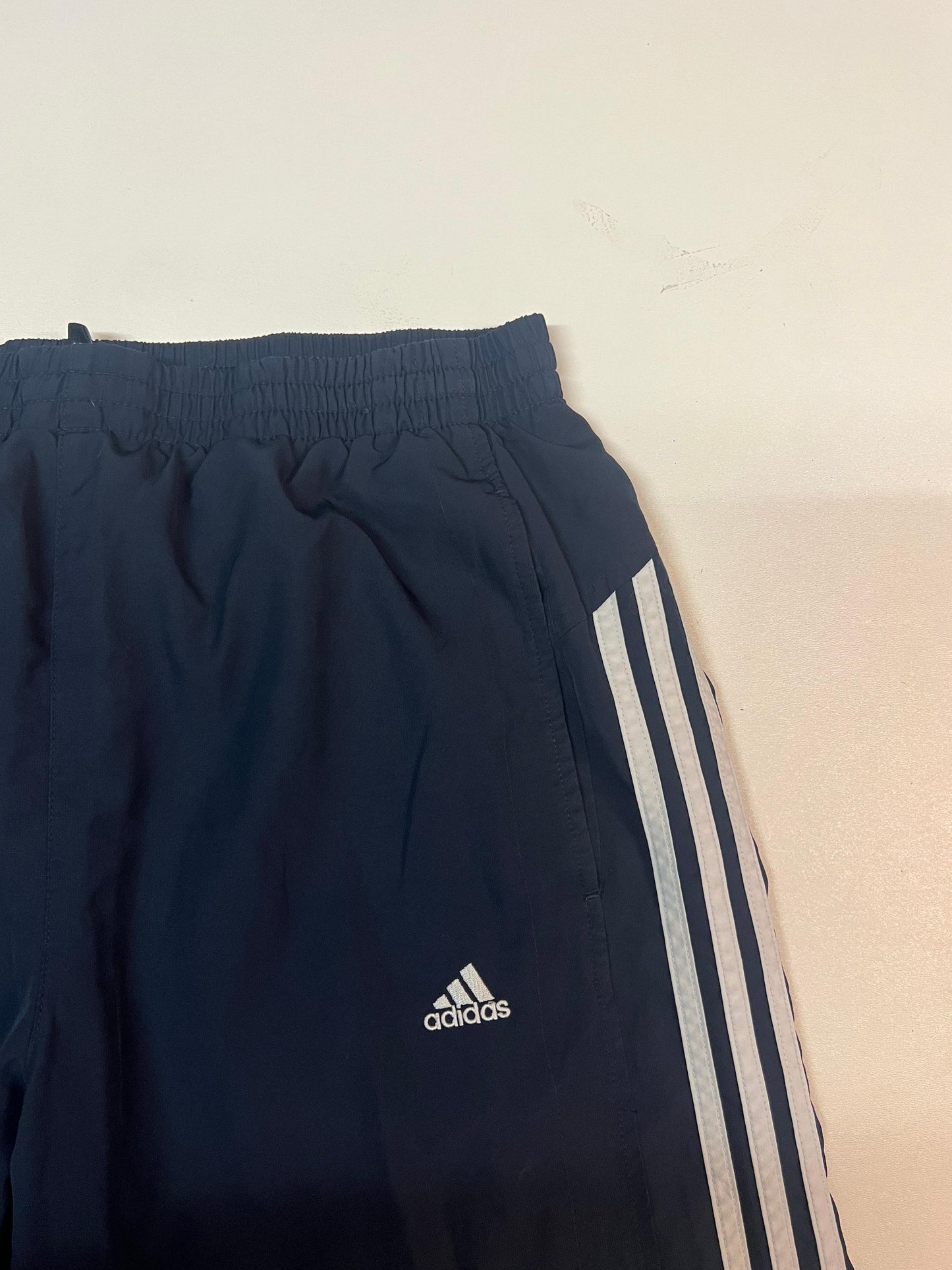 Entdecke unsere Vintage Track Pants von Nike und anderen Marken, erhältlich bei Valuxery.de - Dein Shop für trendige Vintage - Kleidung. Unsere Track Pants sind aus hochwertigen Materialien und