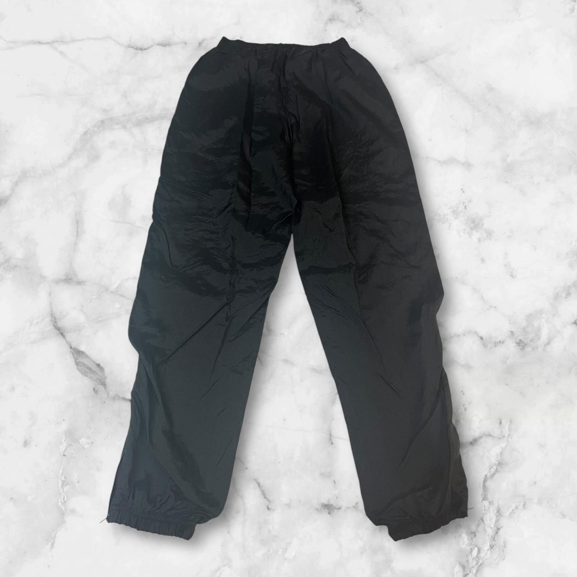 Entdecke unsere Vintage Track Pants von Nike und anderen Marken, erhältlich bei Valuxery.de - Dein Shop für trendige Vintage - Kleidung. Unsere Track Pants sind aus hochwertigen Materialien und