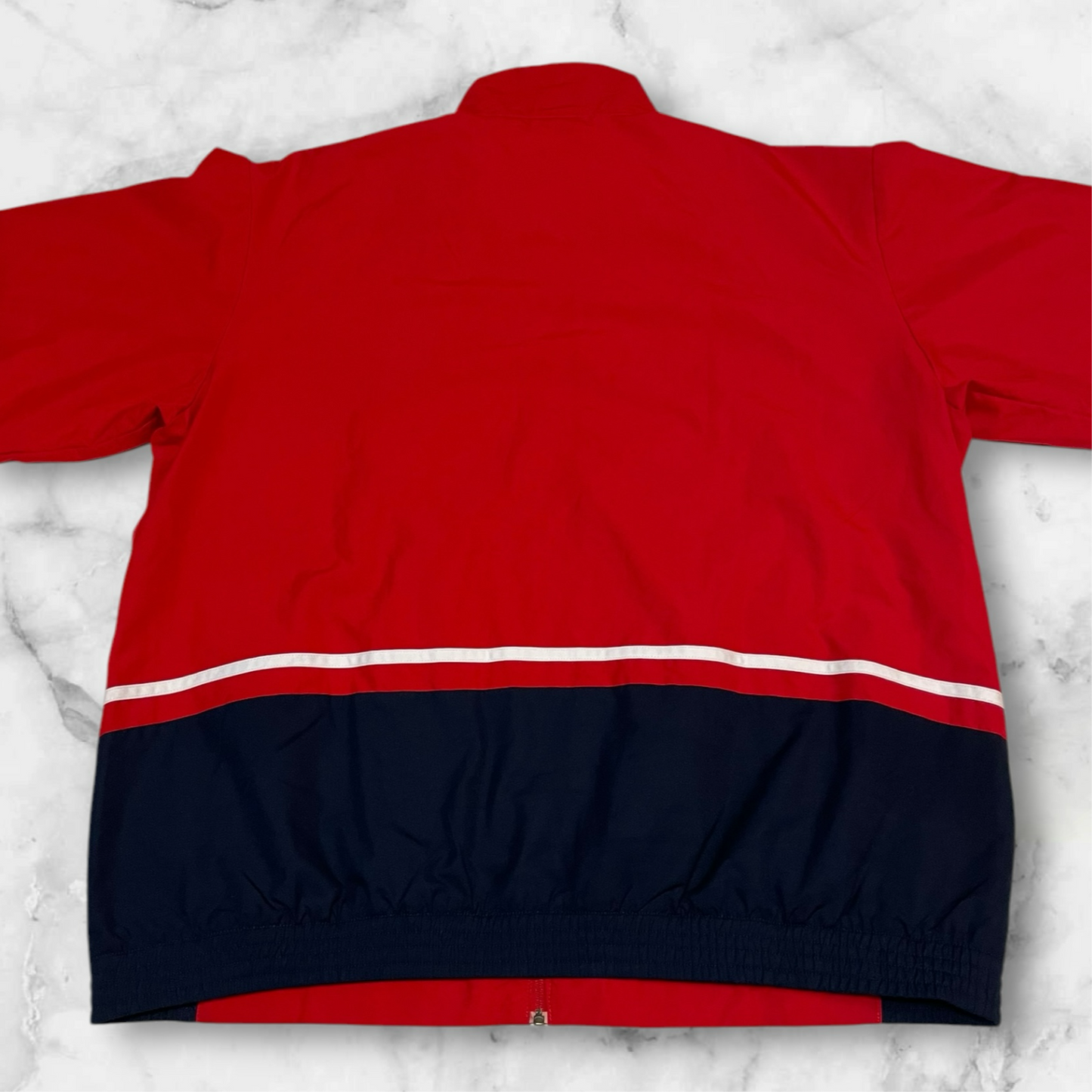 Entdecke unsere Vintage Track Pants von Nike und anderen Marken, erhältlich bei Valuxery.de - Dein Shop für trendige Vintage - Kleidung. Unsere Track Pants sind aus hochwertigen Materialien und