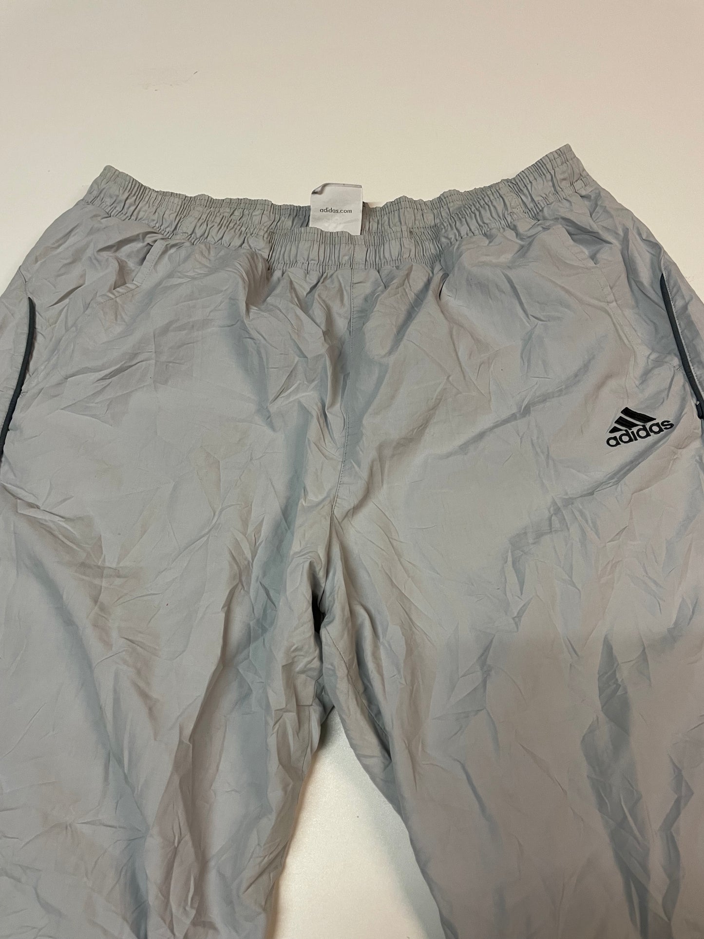 Entdecke unsere Vintage Track Pants von Nike und anderen Marken, erhältlich bei Valuxery.de - Dein Shop für trendige Vintage - Kleidung. Unsere Track Pants sind aus hochwertigen Materialien und