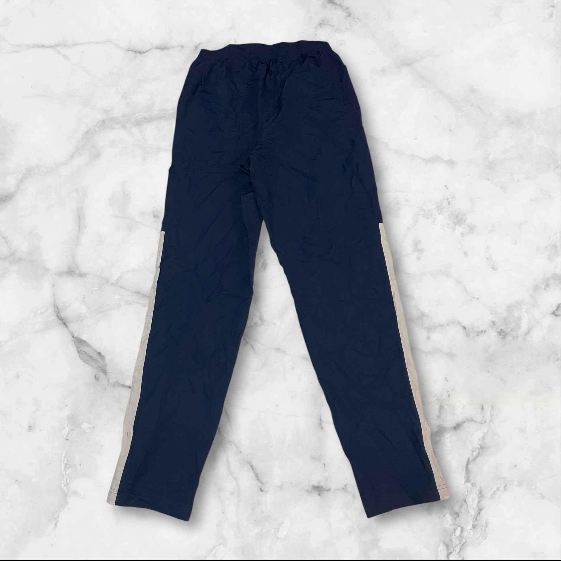 Entdecke unsere Vintage Track Pants von Nike und anderen Marken, erhältlich bei Valuxery.de - Dein Shop für trendige Vintage - Kleidung. Unsere Track Pants sind aus hochwertigen Materialien und