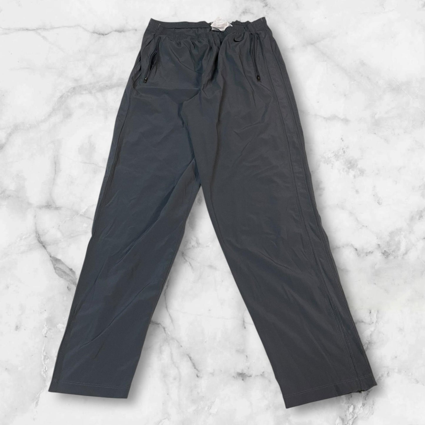 Entdecke unsere Vintage Track Pants von Nike und anderen Marken, erhältlich bei Valuxery.de - Dein Shop für trendige Vintage - Kleidung. Unsere Track Pants sind aus hochwertigen Materialien und