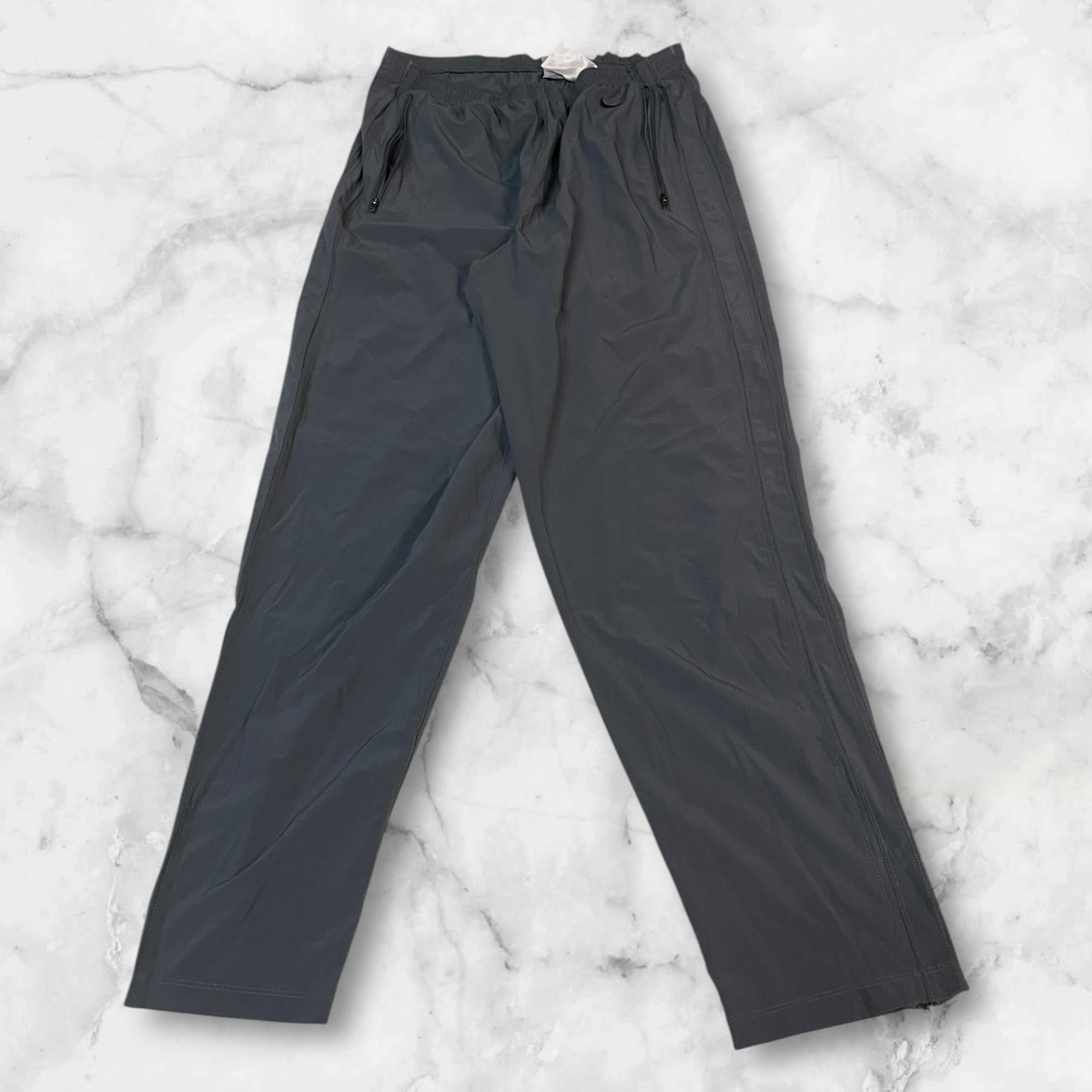 Entdecke unsere Vintage Track Pants von Nike und anderen Marken, erhältlich bei Valuxery.de - Dein Shop für trendige Vintage - Kleidung. Unsere Track Pants sind aus hochwertigen Materialien und