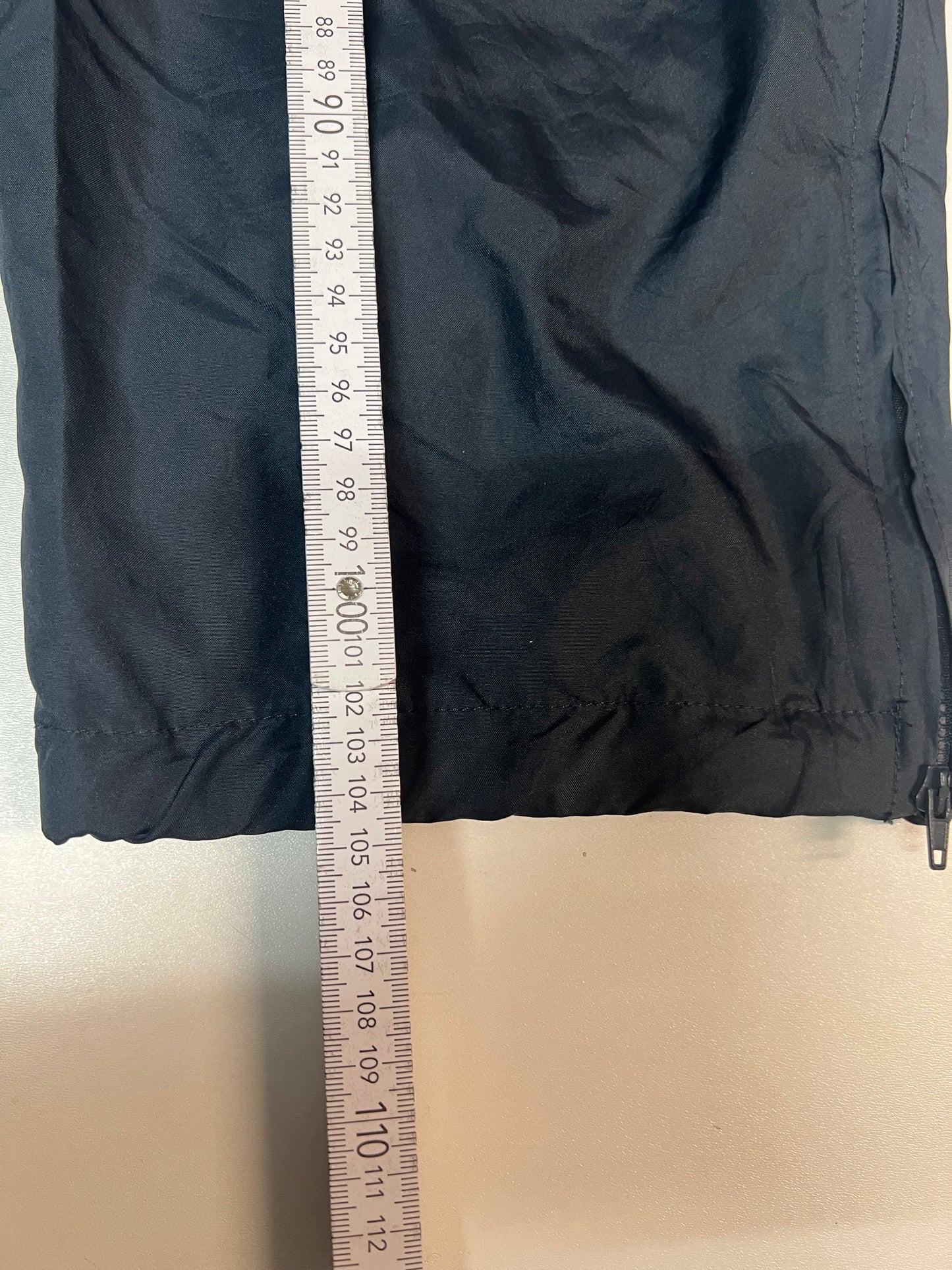 Entdecke unsere Vintage Track Pants von Nike und anderen Marken, erhältlich bei Valuxery.de - Dein Shop für trendige Vintage - Kleidung. Unsere Track Pants sind aus hochwertigen Materialien und