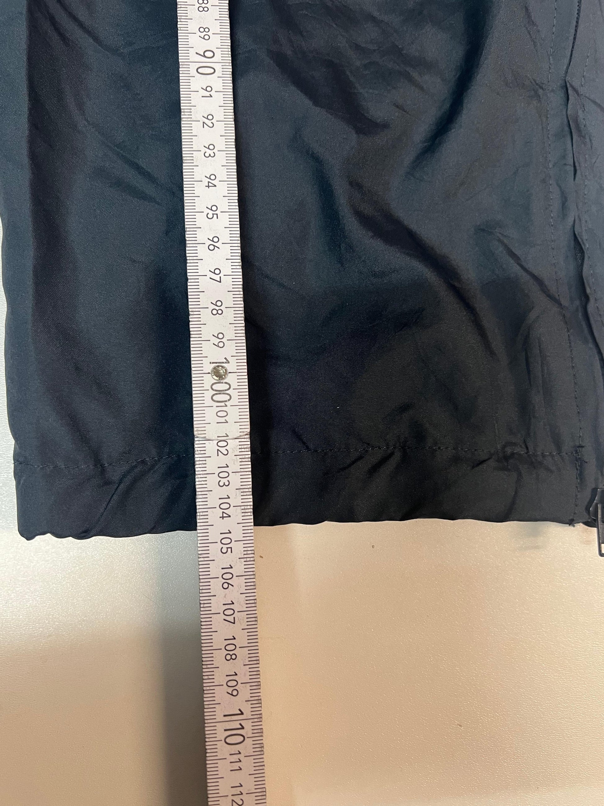 Entdecke unsere Vintage Track Pants von Nike und anderen Marken, erhältlich bei Valuxery.de - Dein Shop für trendige Vintage - Kleidung. Unsere Track Pants sind aus hochwertigen Materialien und