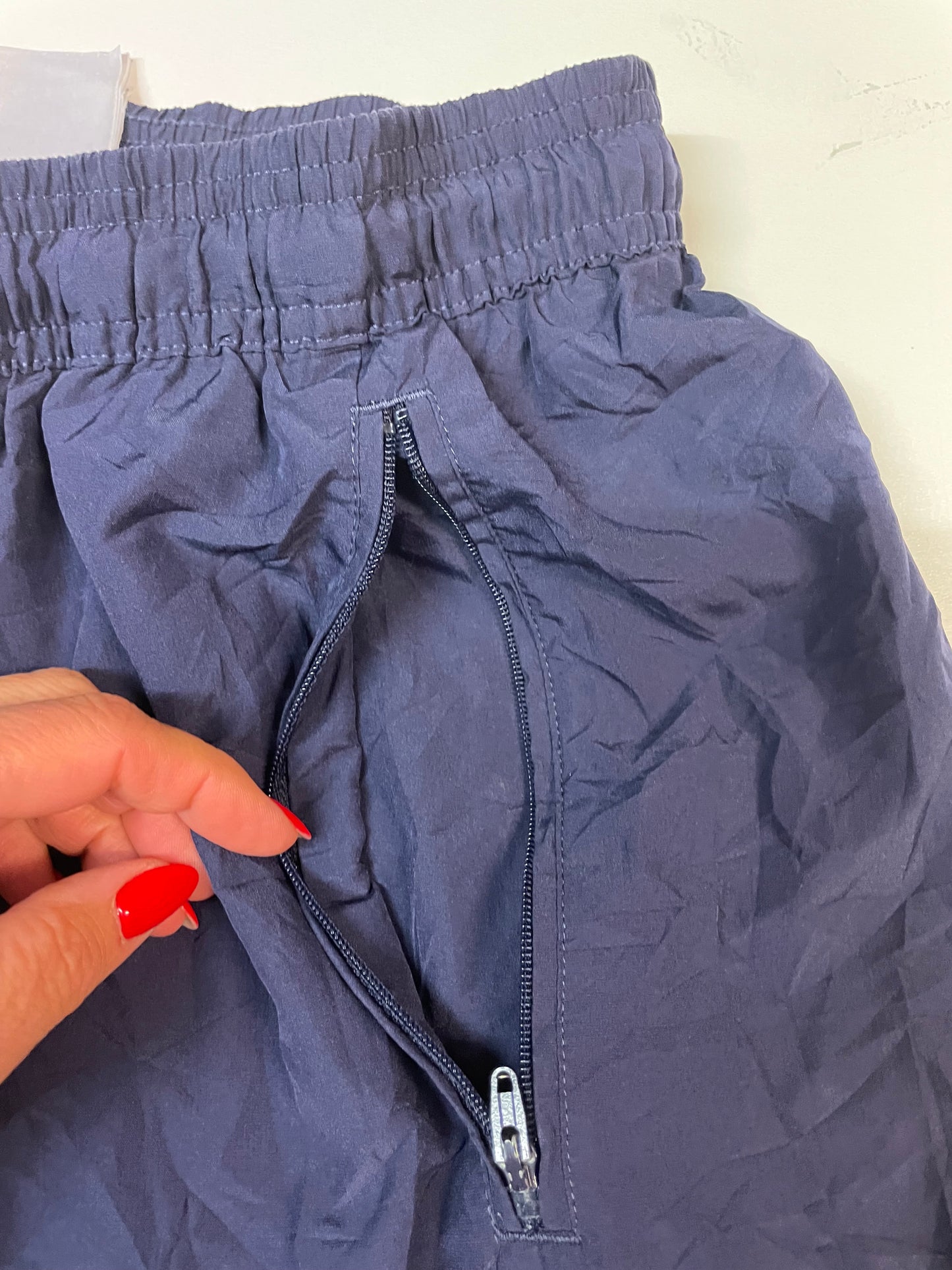 Entdecke unsere Vintage Track Pants von Nike und anderen Marken, erhältlich bei Valuxery.de - Dein Shop für trendige Vintage - Kleidung. Unsere Track Pants sind aus hochwertigen Materialien und