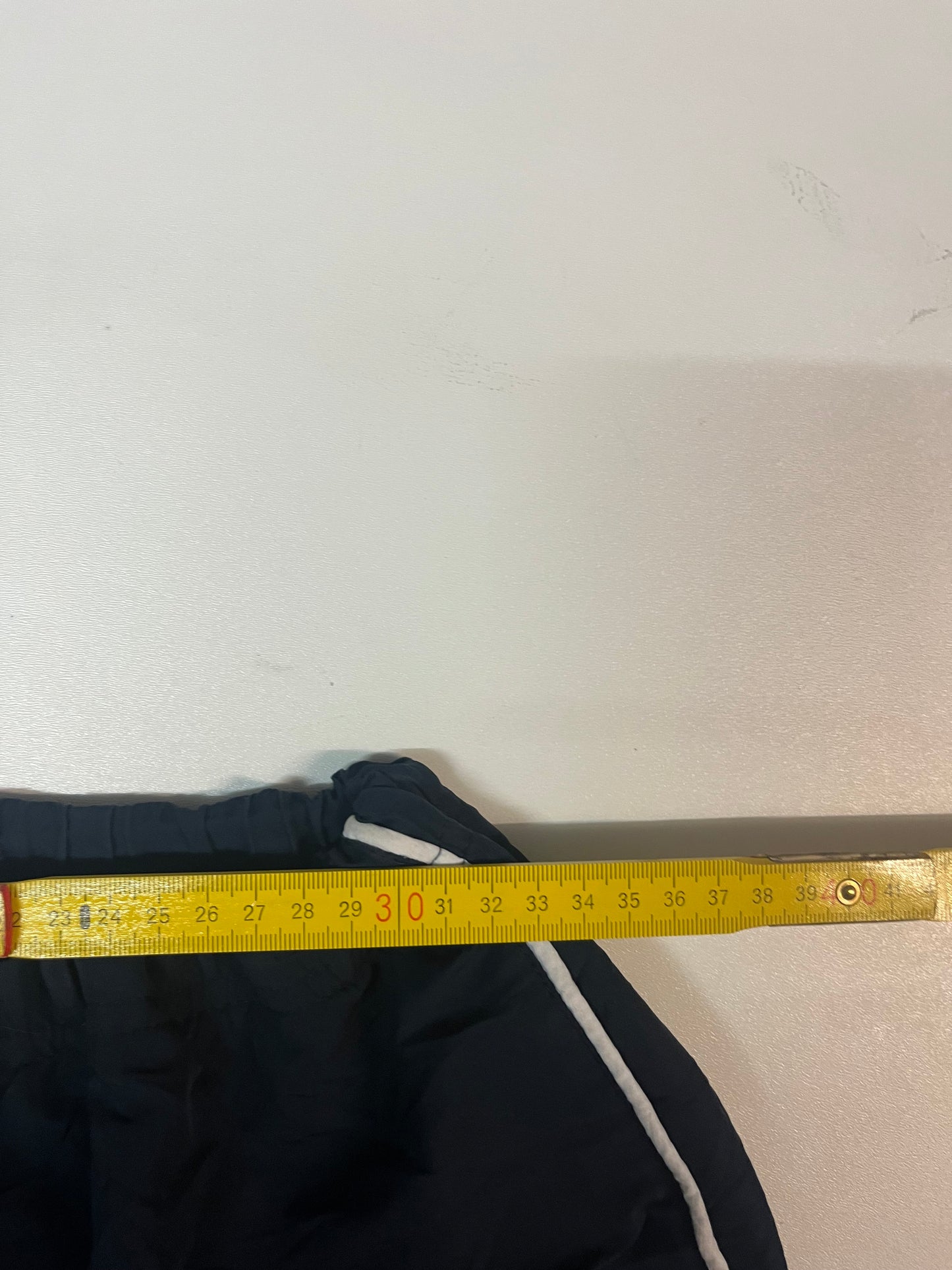Entdecke unsere Vintage Track Pants von Nike und anderen Marken, erhältlich bei Valuxery.de - Dein Shop für trendige Vintage - Kleidung. Unsere Track Pants sind aus hochwertigen Materialien und