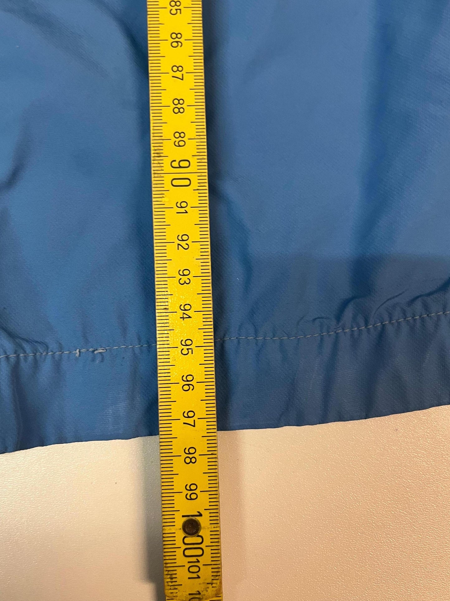 Entdecke unsere Vintage Track Pants von Nike und anderen Marken, erhältlich bei Valuxery.de - Dein Shop für trendige Vintage - Kleidung. Unsere Track Pants sind aus hochwertigen Materialien und