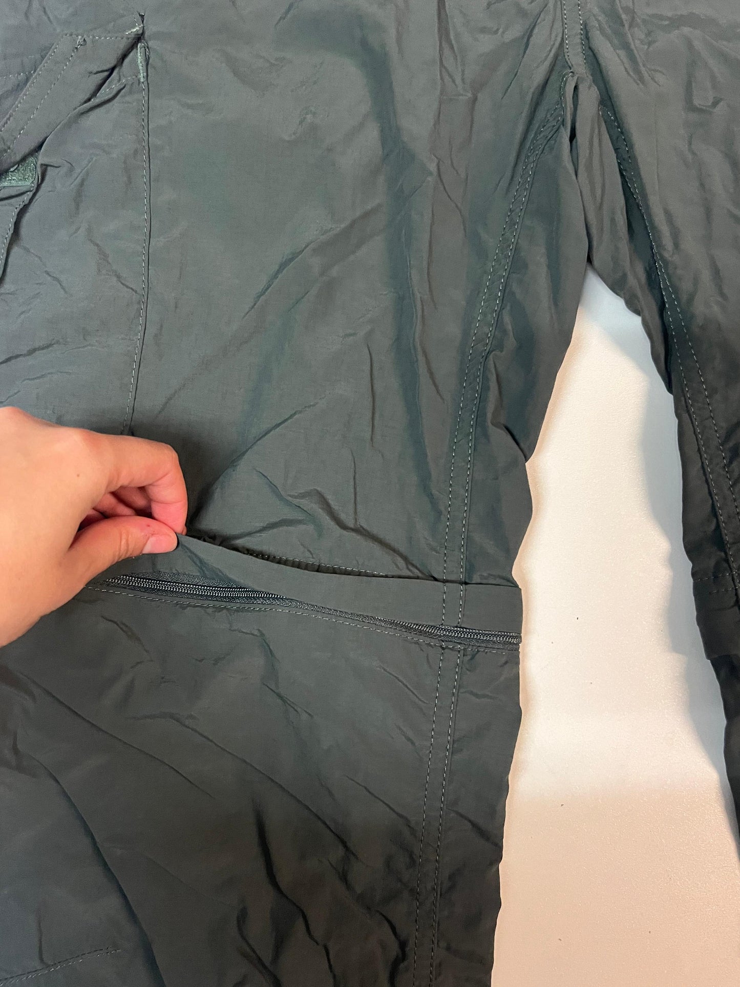 Entdecke unsere Vintage Track Pants von Nike und anderen Marken, erhältlich bei Valuxery.de - Dein Shop für trendige Vintage - Kleidung. Unsere Track Pants sind aus hochwertigen Materialien und