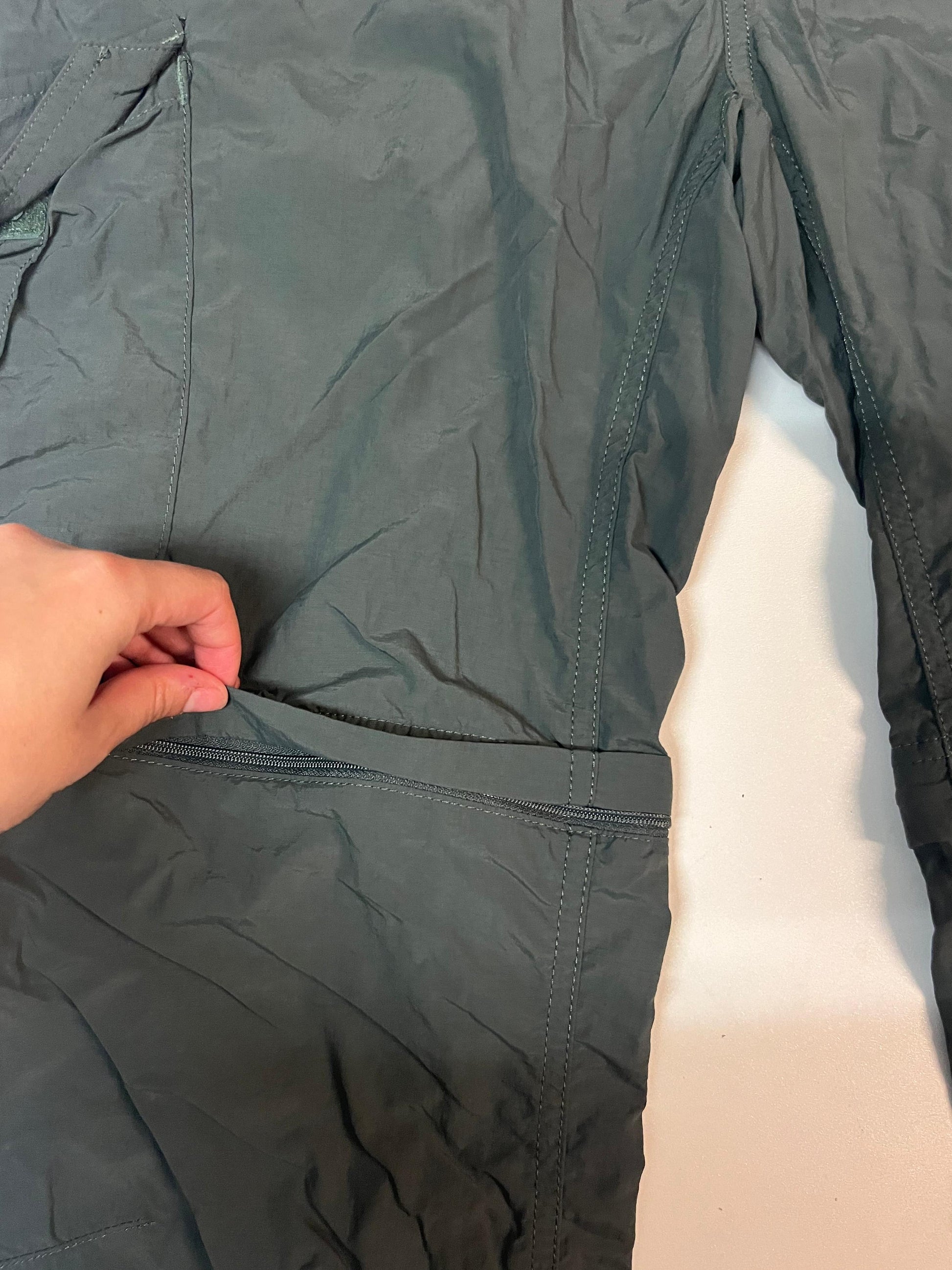 Entdecke unsere Vintage Track Pants von Nike und anderen Marken, erhältlich bei Valuxery.de - Dein Shop für trendige Vintage - Kleidung. Unsere Track Pants sind aus hochwertigen Materialien und