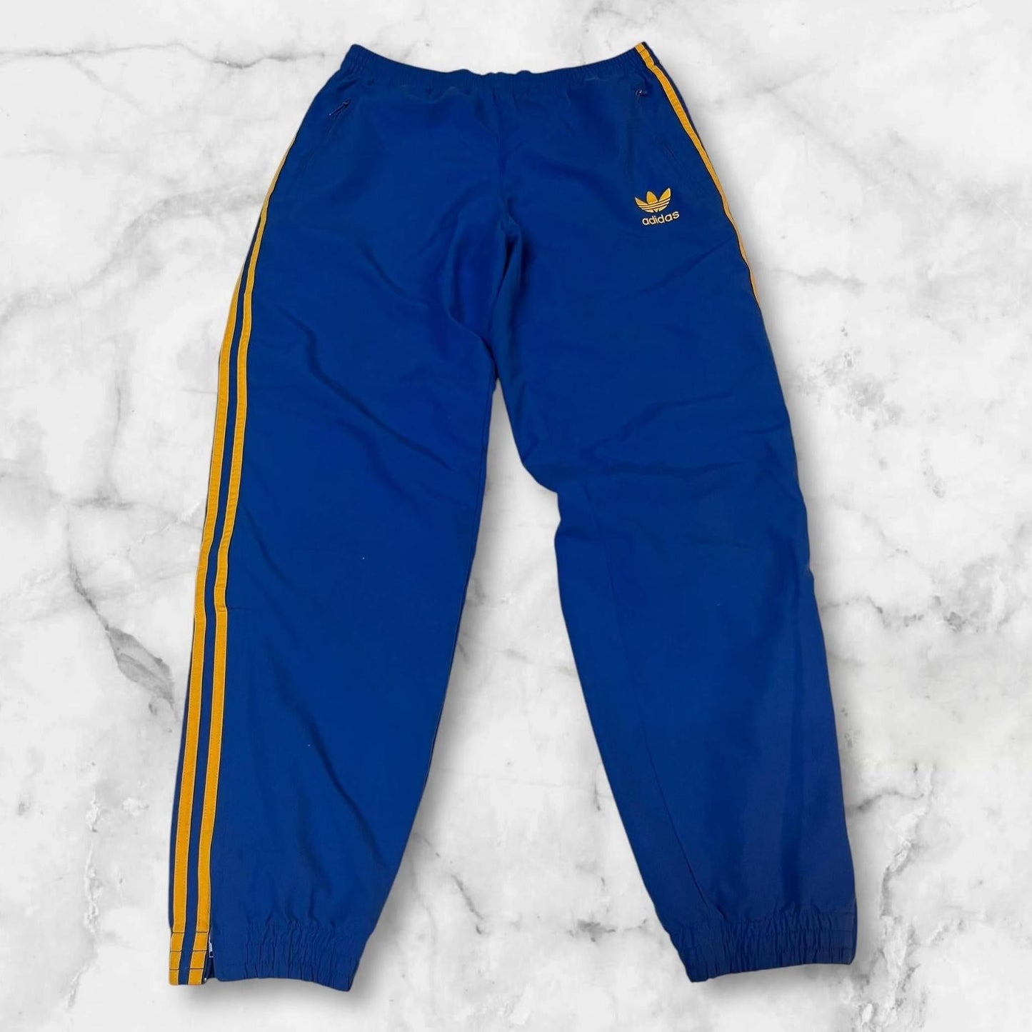 Entdecke unsere Vintage Track Pants von Nike und anderen Marken, erhältlich bei Valuxery.de - Dein Shop für trendige Vintage - Kleidung. Unsere Track Pants sind aus hochwertigen Materialien und