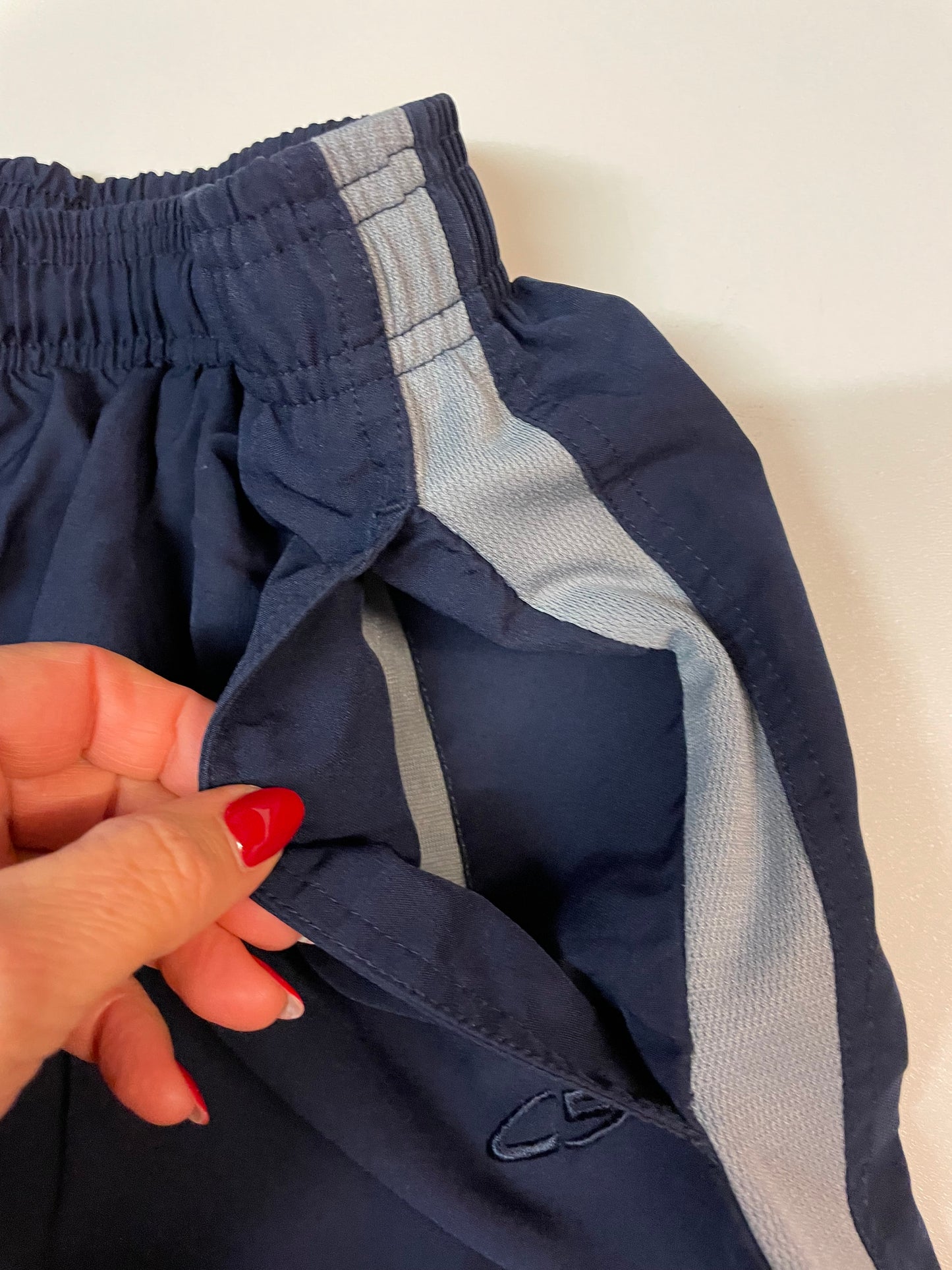 Entdecke unsere Vintage Track Pants von Nike und anderen Marken, erhältlich bei Valuxery.de - Dein Shop für trendige Vintage - Kleidung. Unsere Track Pants sind aus hochwertigen Materialien und