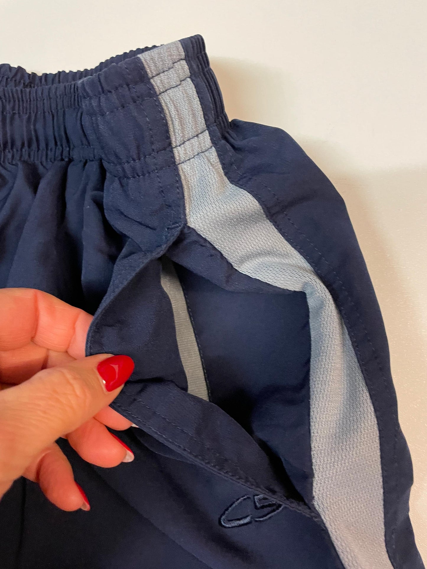 Entdecke unsere Vintage Track Pants von Nike und anderen Marken, erhältlich bei Valuxery.de - Dein Shop für trendige Vintage - Kleidung. Unsere Track Pants sind aus hochwertigen Materialien und