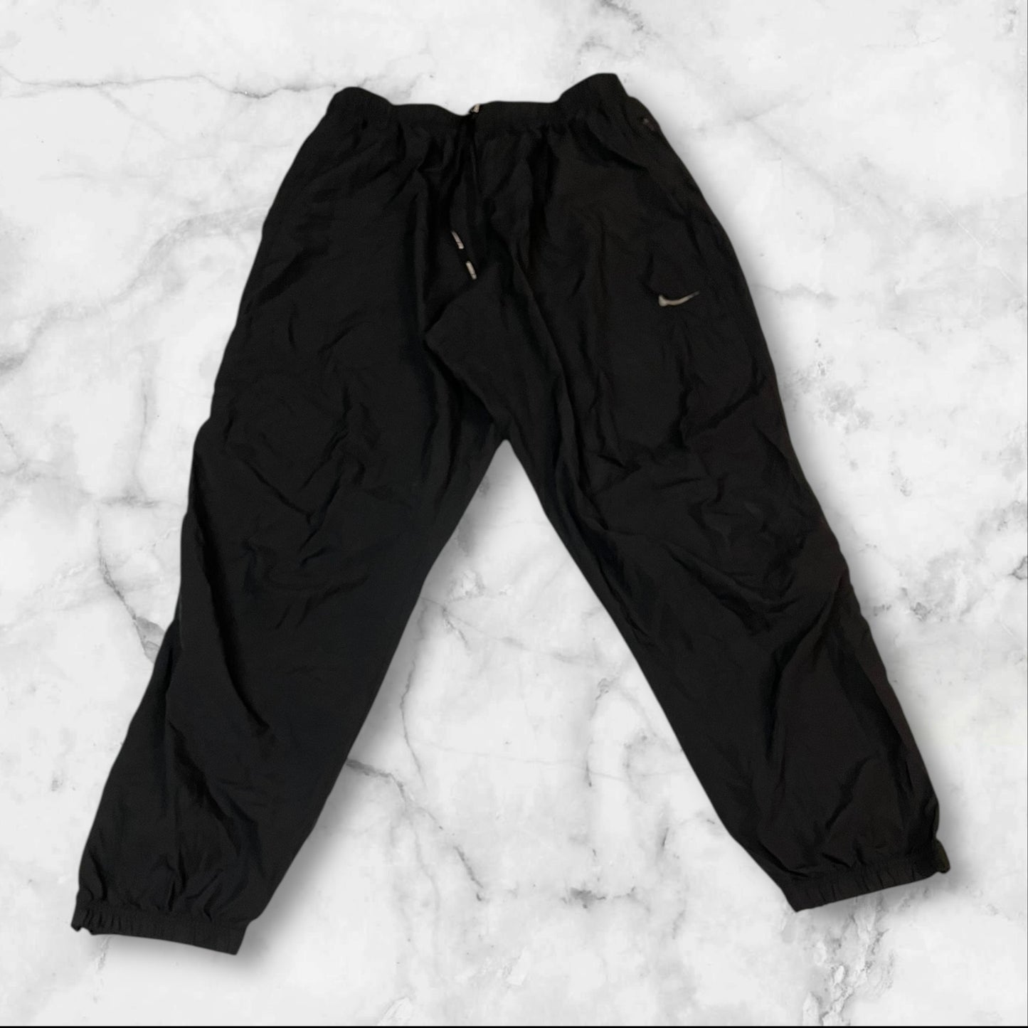 Entdecke unsere Vintage Track Pants von Nike und anderen Marken, erhältlich bei Valuxery.de - Dein Shop für trendige Vintage - Kleidung. Unsere Track Pants sind aus hochwertigen Materialien und