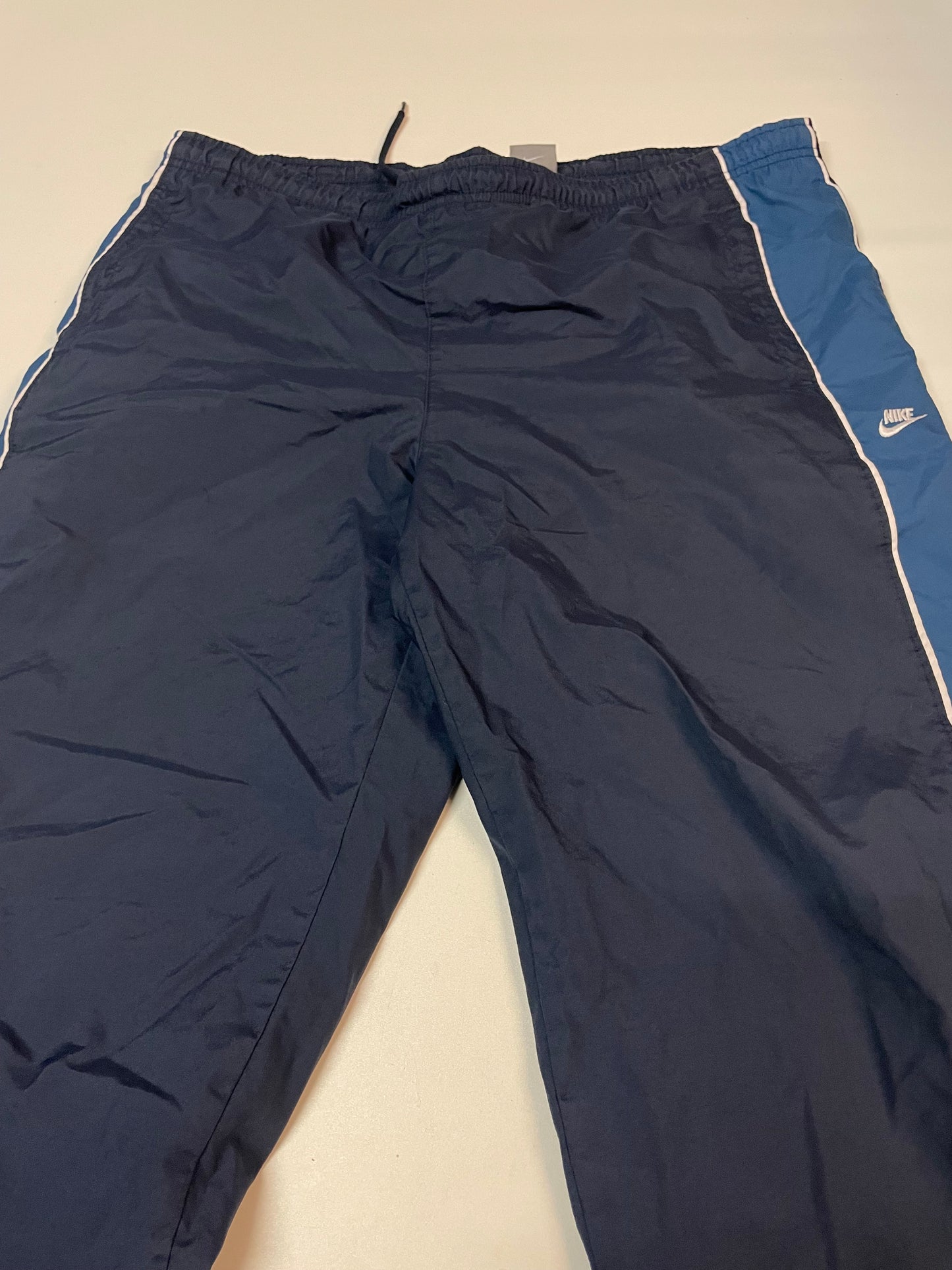 Entdecke unsere Vintage Track Pants von Nike und anderen Marken, erhältlich bei Valuxery.de - Dein Shop für trendige Vintage - Kleidung. Unsere Track Pants sind aus hochwertigen Materialien und