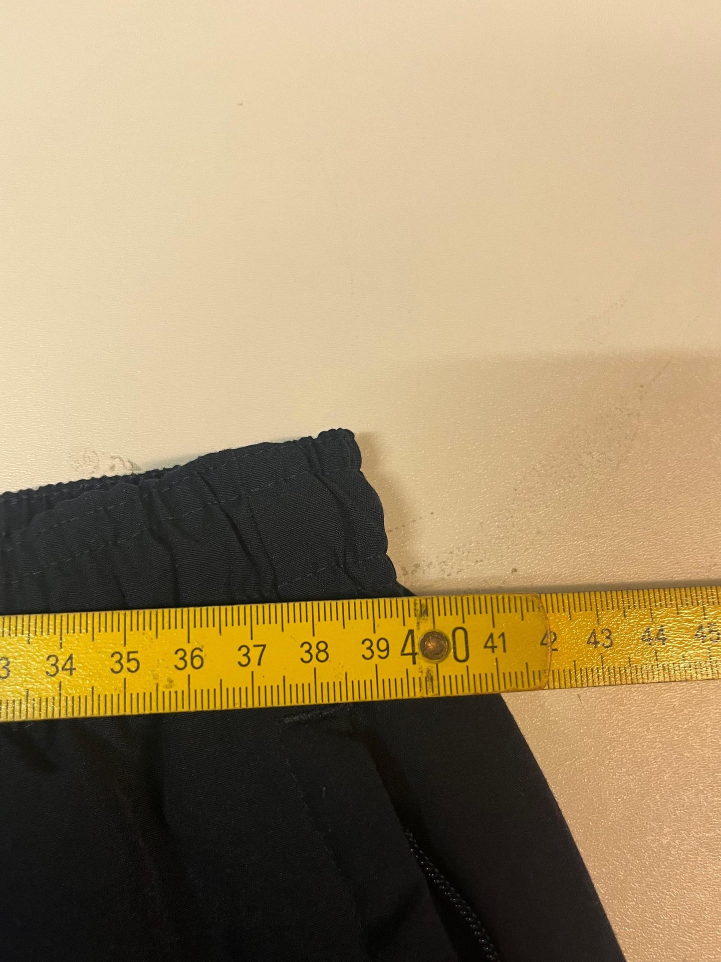 Entdecke unsere Vintage Track Pants von Nike und anderen Marken, erhältlich bei Valuxery.de - Dein Shop für trendige Vintage - Kleidung. Unsere Track Pants sind aus hochwertigen Materialien und