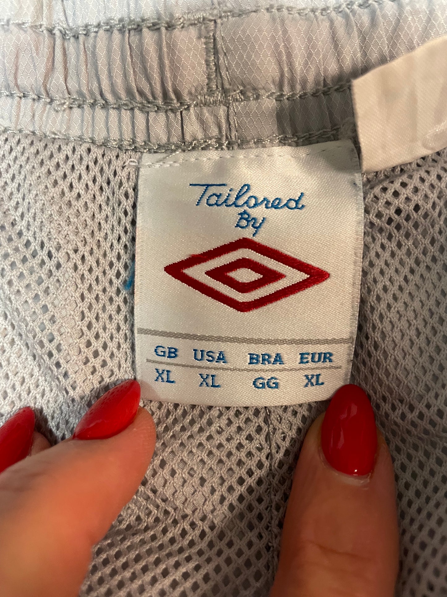 Entdecke unsere Vintage Track Pants von Nike und anderen Marken, erhältlich bei Valuxery.de - Dein Shop für trendige Vintage - Kleidung. Unsere Track Pants sind aus hochwertigen Materialien und