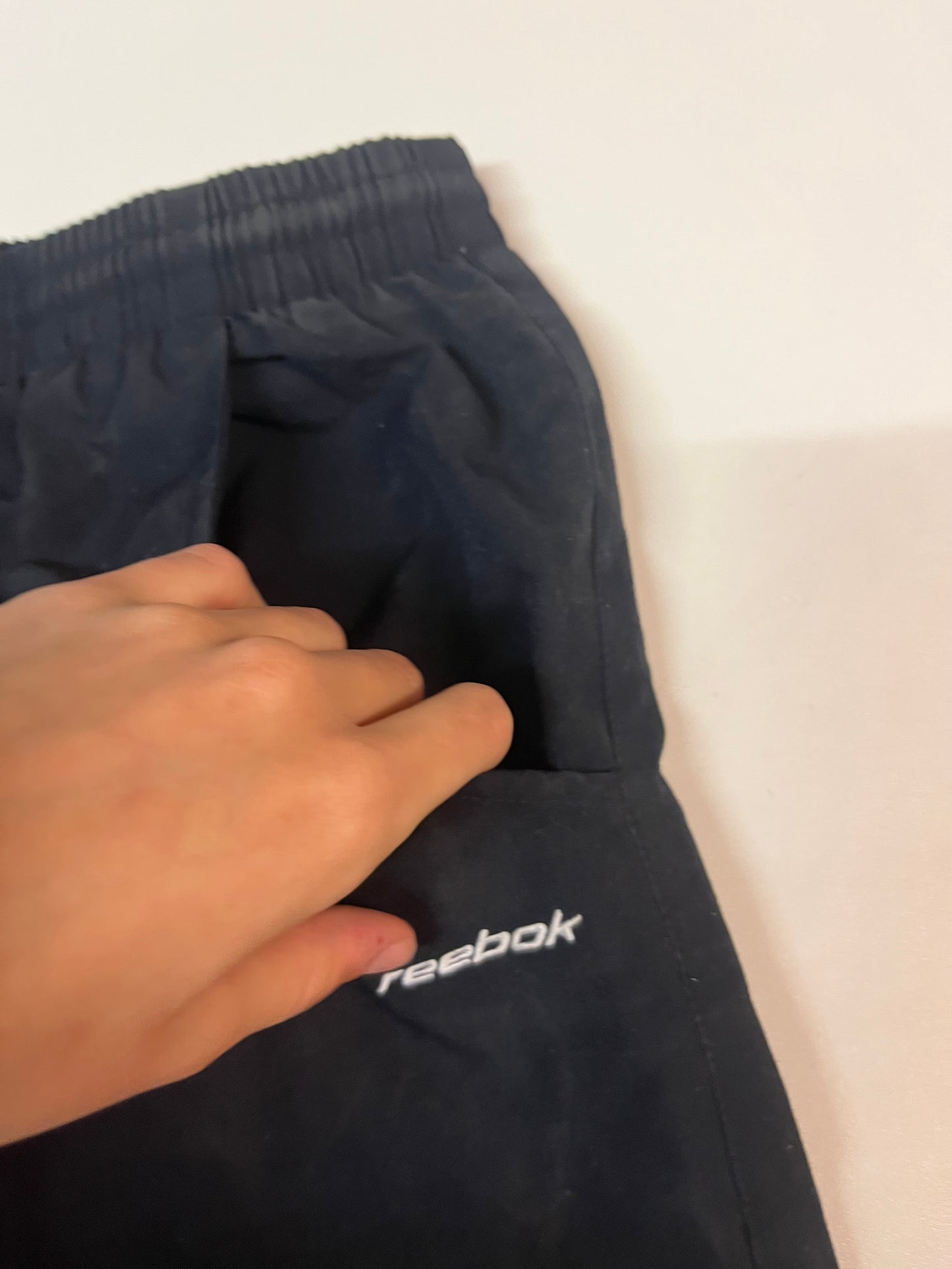 Entdecke unsere Vintage Track Pants von Nike und anderen Marken, erhältlich bei Valuxery.de - Dein Shop für trendige Vintage - Kleidung. Unsere Track Pants sind aus hochwertigen Materialien und