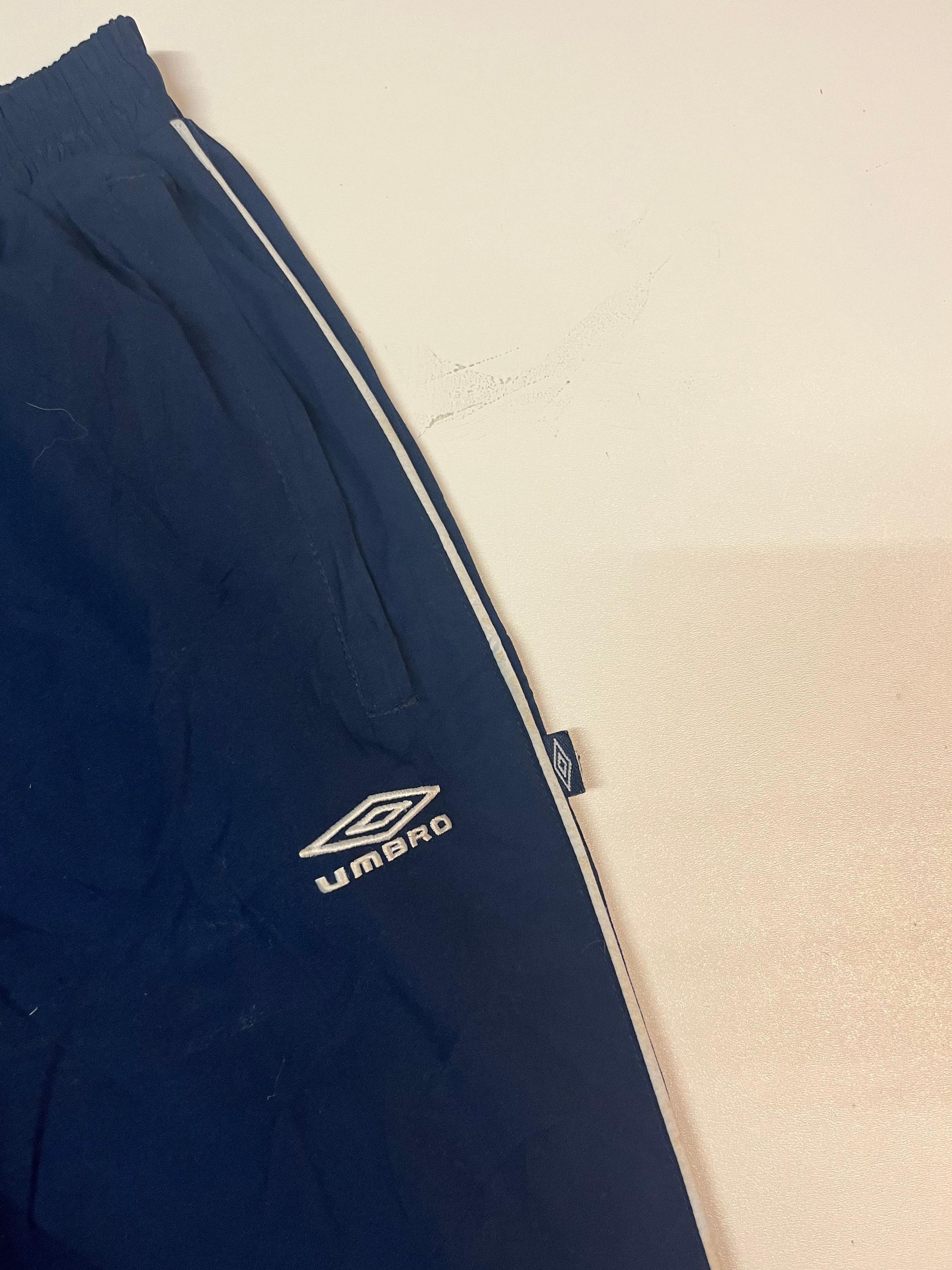 Entdecke unsere Vintage Track Pants von Nike und anderen Marken, erhältlich bei Valuxery.de - Dein Shop für trendige Vintage - Kleidung. Unsere Track Pants sind aus hochwertigen Materialien und