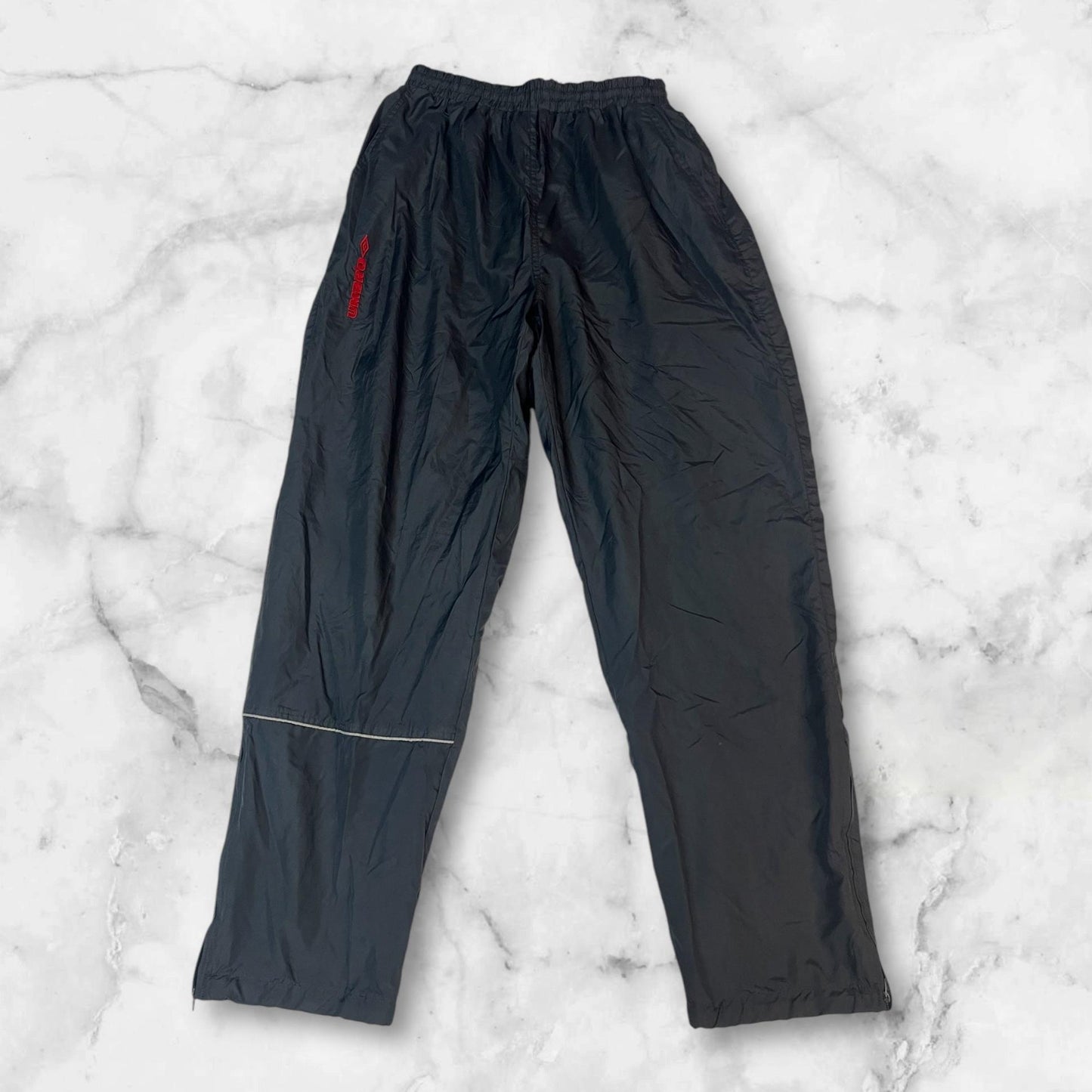 Entdecke unsere Vintage Track Pants von Nike und anderen Marken, erhältlich bei Valuxery.de - Dein Shop für trendige Vintage - Kleidung. Unsere Track Pants sind aus hochwertigen Materialien und