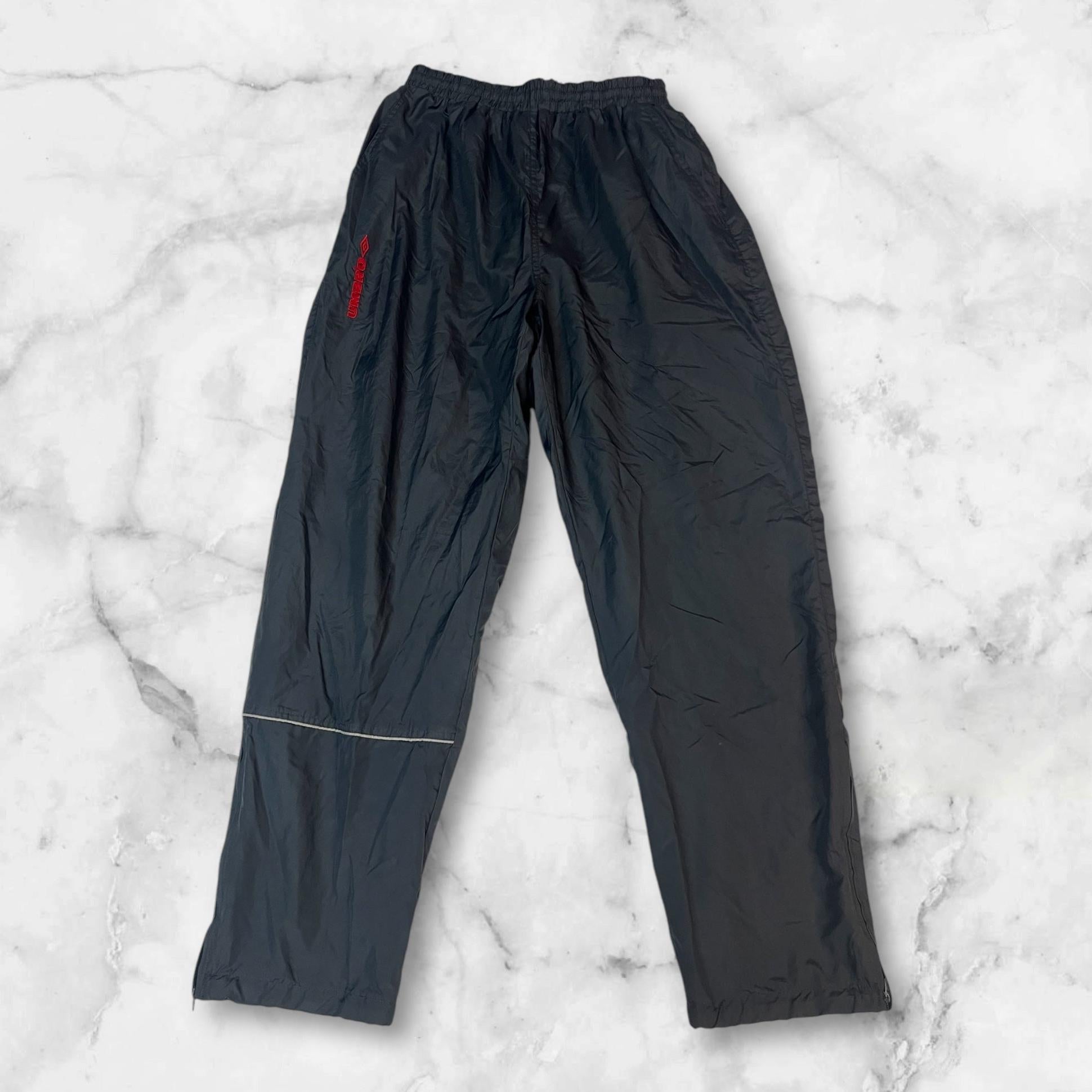 Entdecke unsere Vintage Track Pants von Nike und anderen Marken, erhältlich bei Valuxery.de - Dein Shop für trendige Vintage - Kleidung. Unsere Track Pants sind aus hochwertigen Materialien und