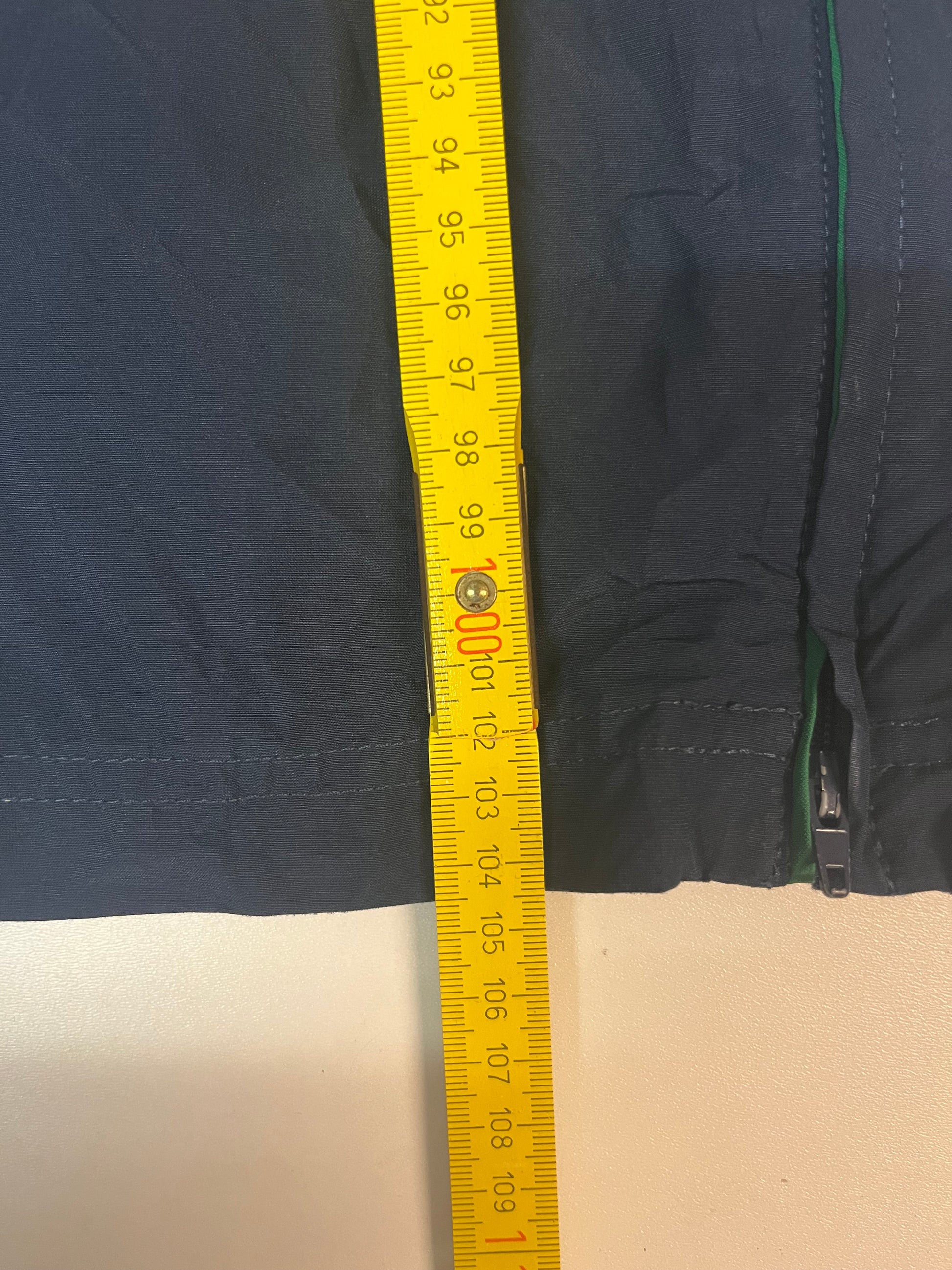 Entdecke unsere Vintage Track Pants von Nike und anderen Marken, erhältlich bei Valuxery.de - Dein Shop für trendige Vintage - Kleidung. Unsere Track Pants sind aus hochwertigen Materialien und