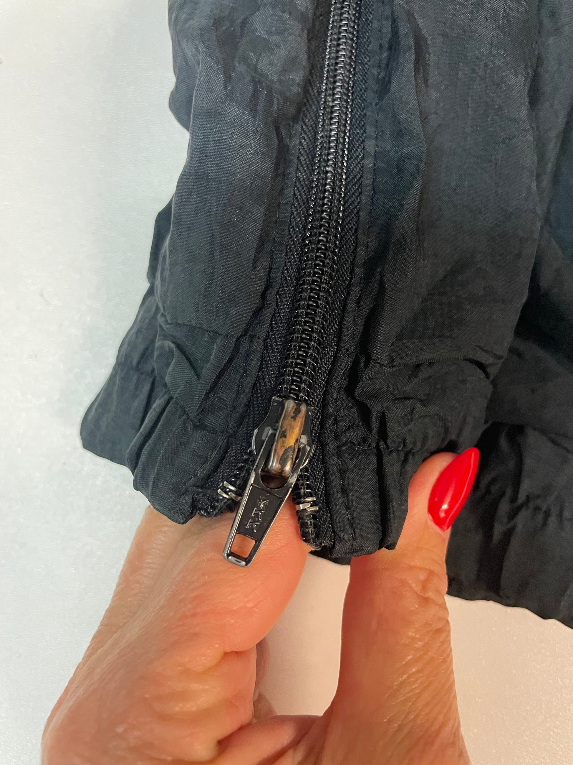 Entdecke unsere Vintage Track Pants von Nike und anderen Marken, erhältlich bei Valuxery.de - Dein Shop für trendige Vintage - Kleidung. Unsere Track Pants sind aus hochwertigen Materialien und