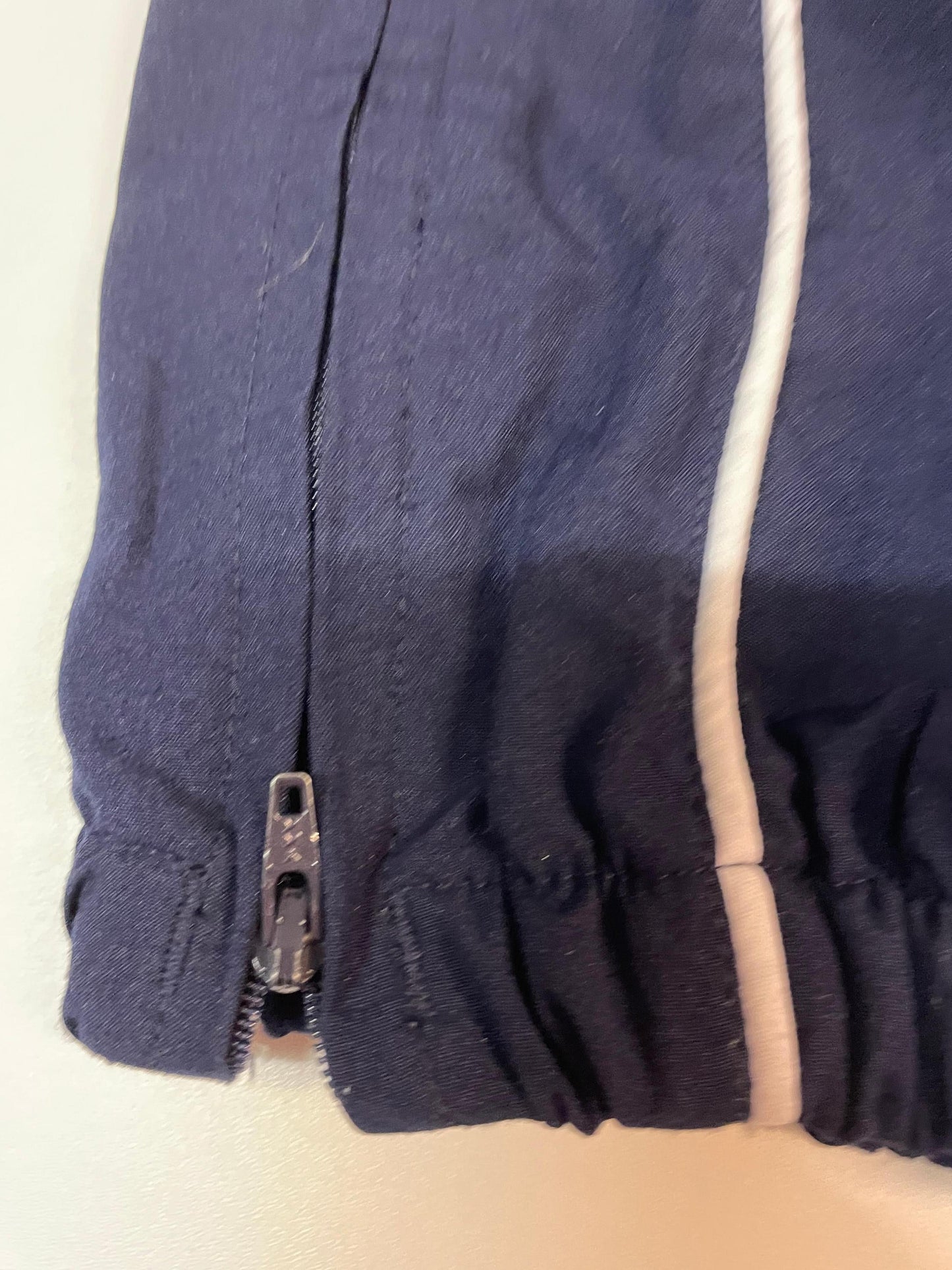Entdecke unsere Vintage Track Pants von Nike und anderen Marken, erhältlich bei Valuxery.de - Dein Shop für trendige Vintage - Kleidung. Unsere Track Pants sind aus hochwertigen Materialien und