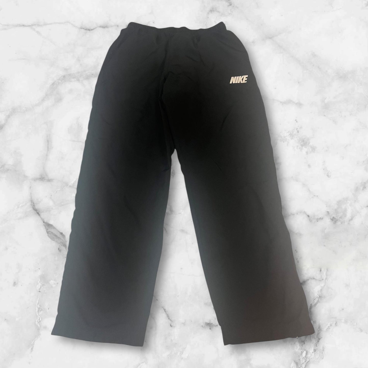 Entdecke unsere Vintage Track Pants von Nike und anderen Marken, erhältlich bei Valuxery.de - Dein Shop für trendige Vintage - Kleidung. Unsere Track Pants sind aus hochwertigen Materialien und