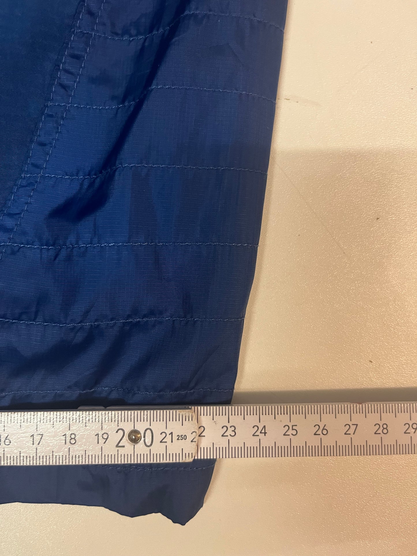 Entdecke unsere Vintage Track Pants von Nike und anderen Marken, erhältlich bei Valuxery.de - Dein Shop für trendige Vintage - Kleidung. Unsere Track Pants sind aus hochwertigen Materialien und