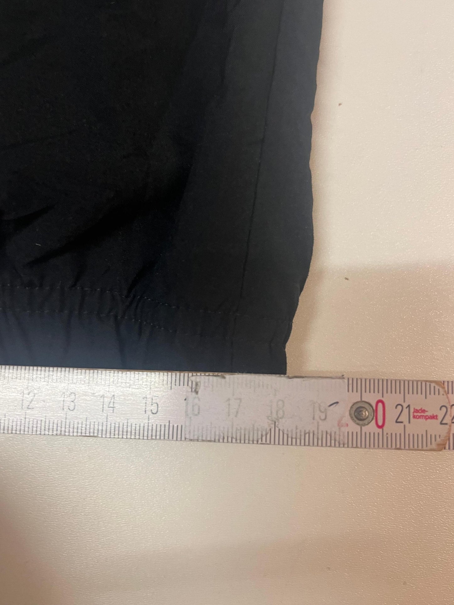Entdecke unsere Vintage Track Pants von Nike und anderen Marken, erhältlich bei Valuxery.de - Dein Shop für trendige Vintage - Kleidung. Unsere Track Pants sind aus hochwertigen Materialien und