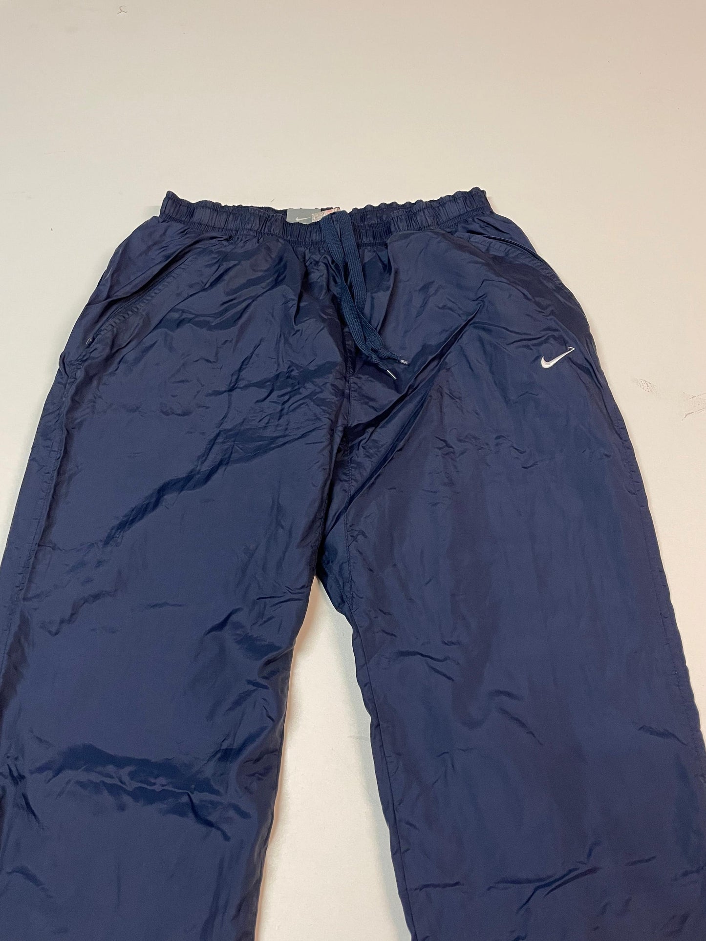 Entdecke unsere Vintage Track Pants von Nike und anderen Marken, erhältlich bei Valuxery.de - Dein Shop für trendige Vintage - Kleidung. Unsere Track Pants sind aus hochwertigen Materialien und