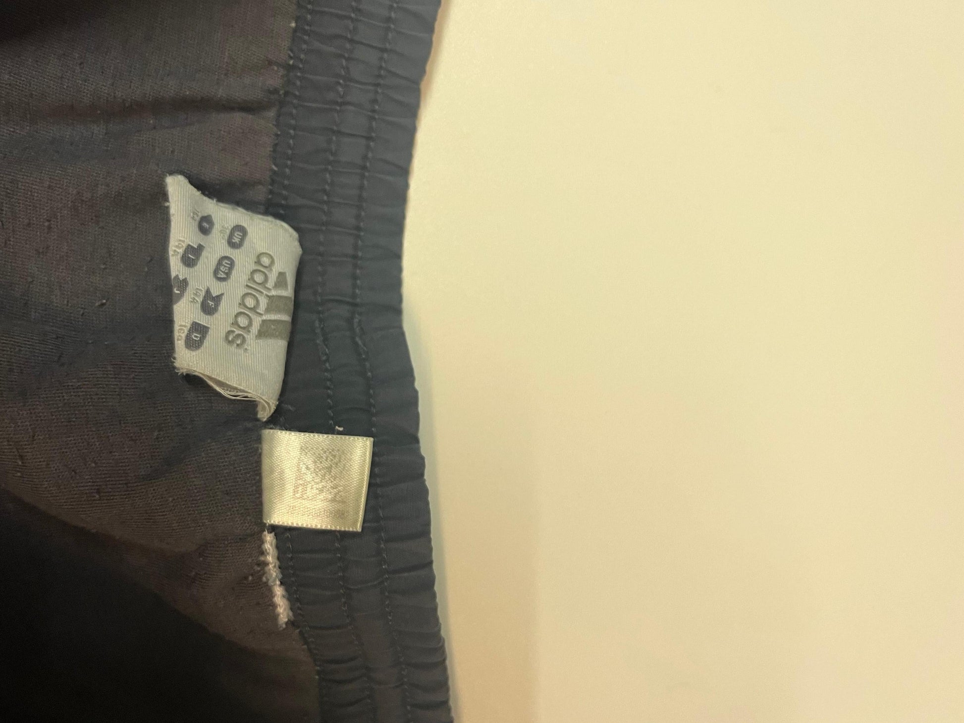 Entdecke unsere Vintage Track Pants von Nike und anderen Marken, erhältlich bei Valuxery.de - Dein Shop für trendige Vintage - Kleidung. Unsere Track Pants sind aus hochwertigen Materialien und