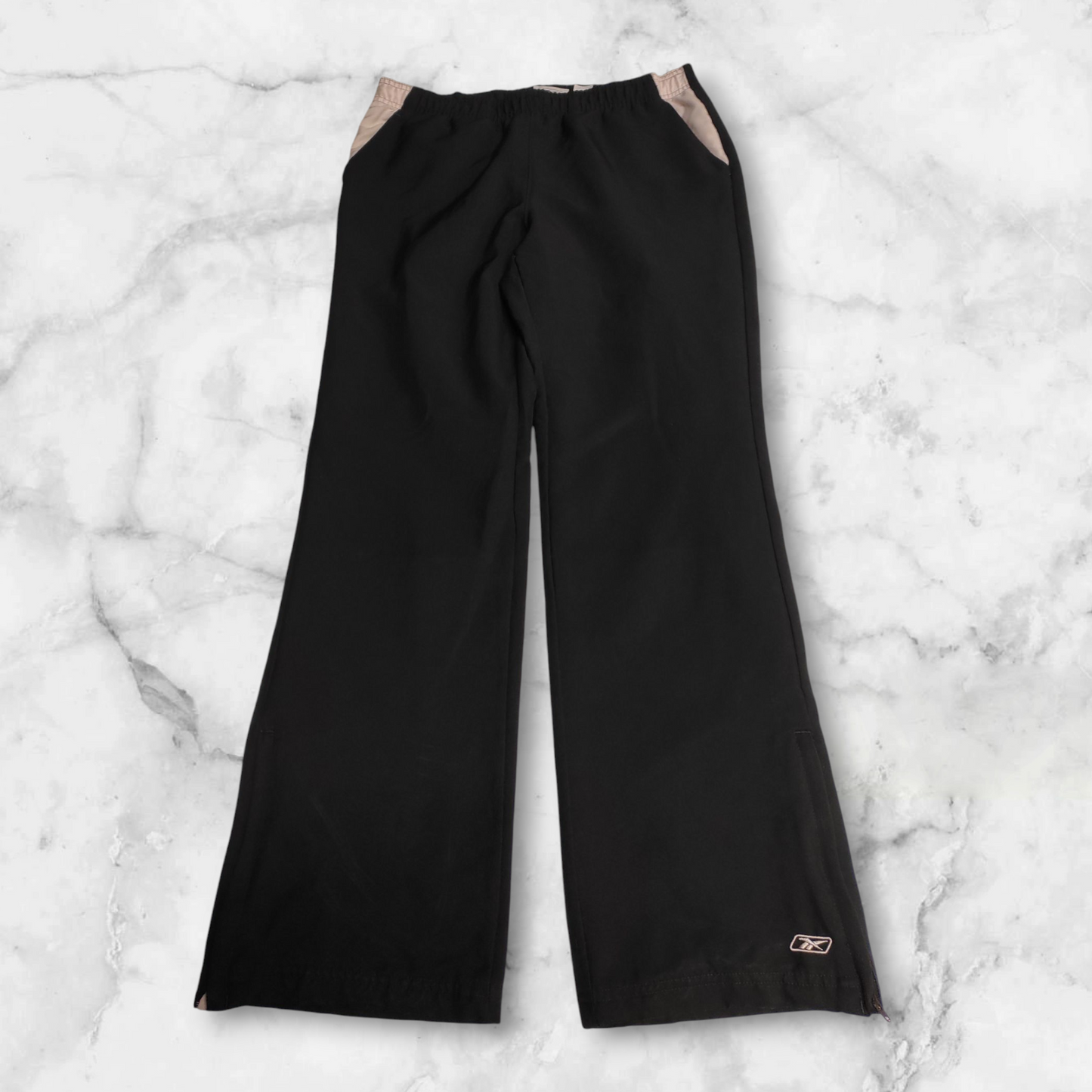 Entdecke unsere Vintage Track Pants von Nike und anderen Marken, erhältlich bei Valuxery.de - Dein Shop für trendige Vintage - Kleidung. Unsere Track Pants sind aus hochwertigen Materialien und