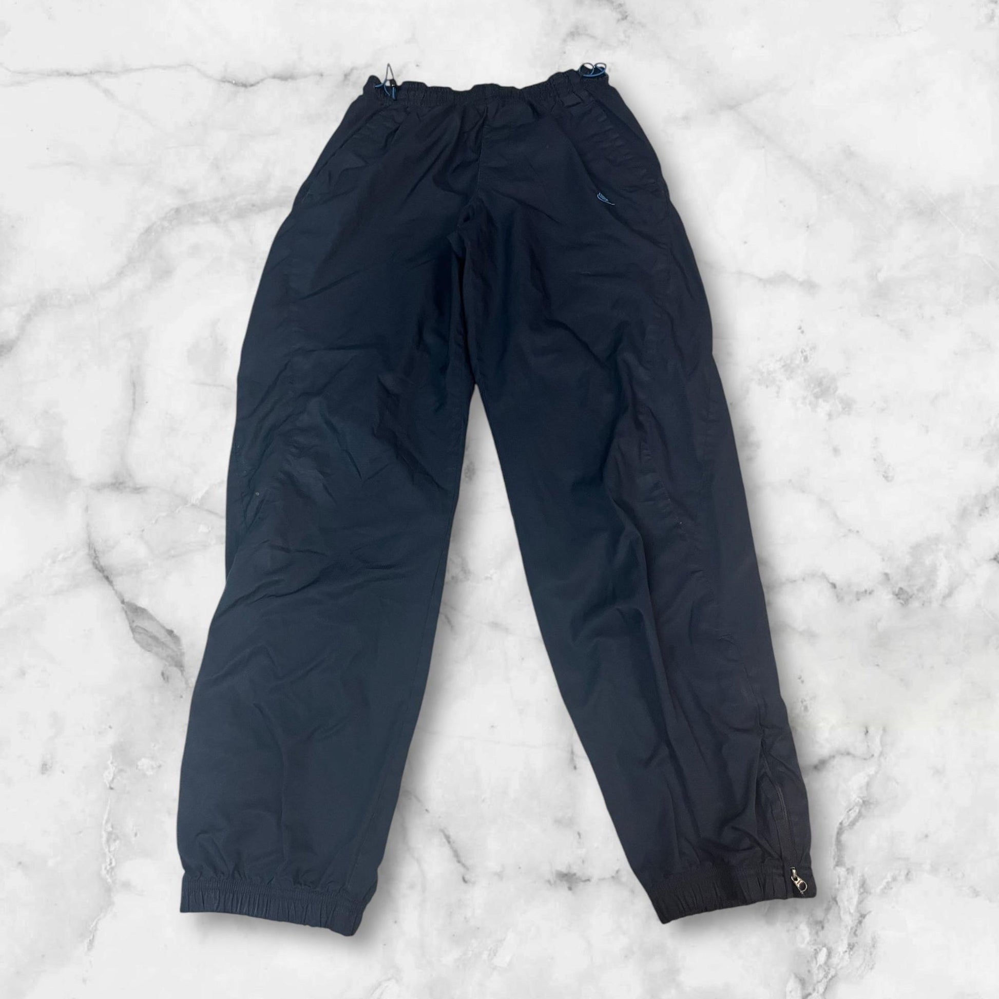 Entdecke unsere Vintage Track Pants von Nike und anderen Marken, erhältlich bei Valuxery.de - Dein Shop für trendige Vintage - Kleidung. Unsere Track Pants sind aus hochwertigen Materialien und