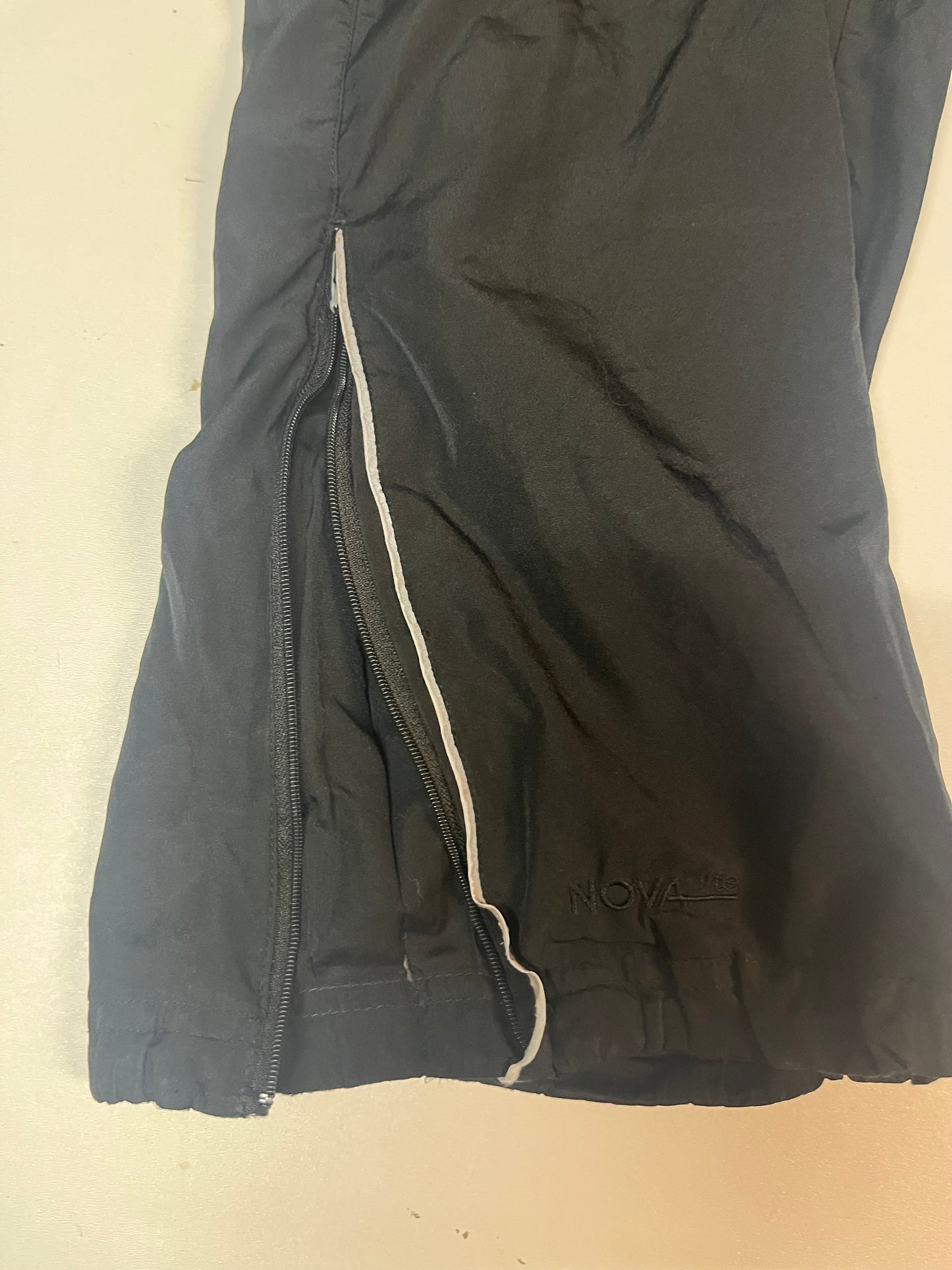 Entdecke unsere Vintage Track Pants von Nike und anderen Marken, erhältlich bei Valuxery.de - Dein Shop für trendige Vintage - Kleidung. Unsere Track Pants sind aus hochwertigen Materialien und