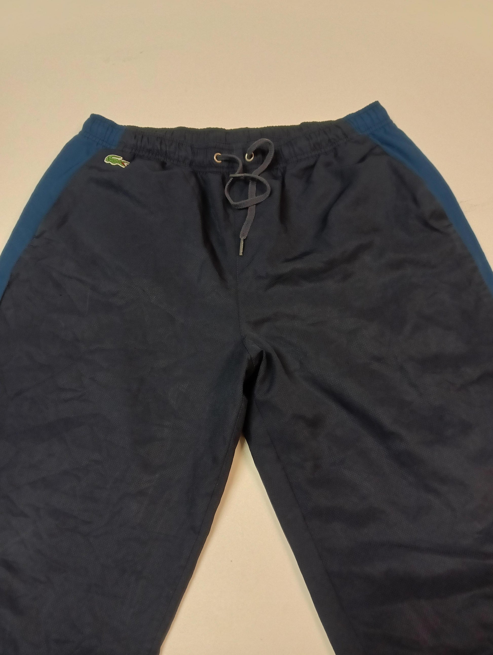 Entdecke unsere Vintage Track Pants von Nike und anderen Marken, erhältlich bei Valuxery.de - Dein Shop für trendige Vintage - Kleidung. Unsere Track Pants sind aus hochwertigen Materialien und