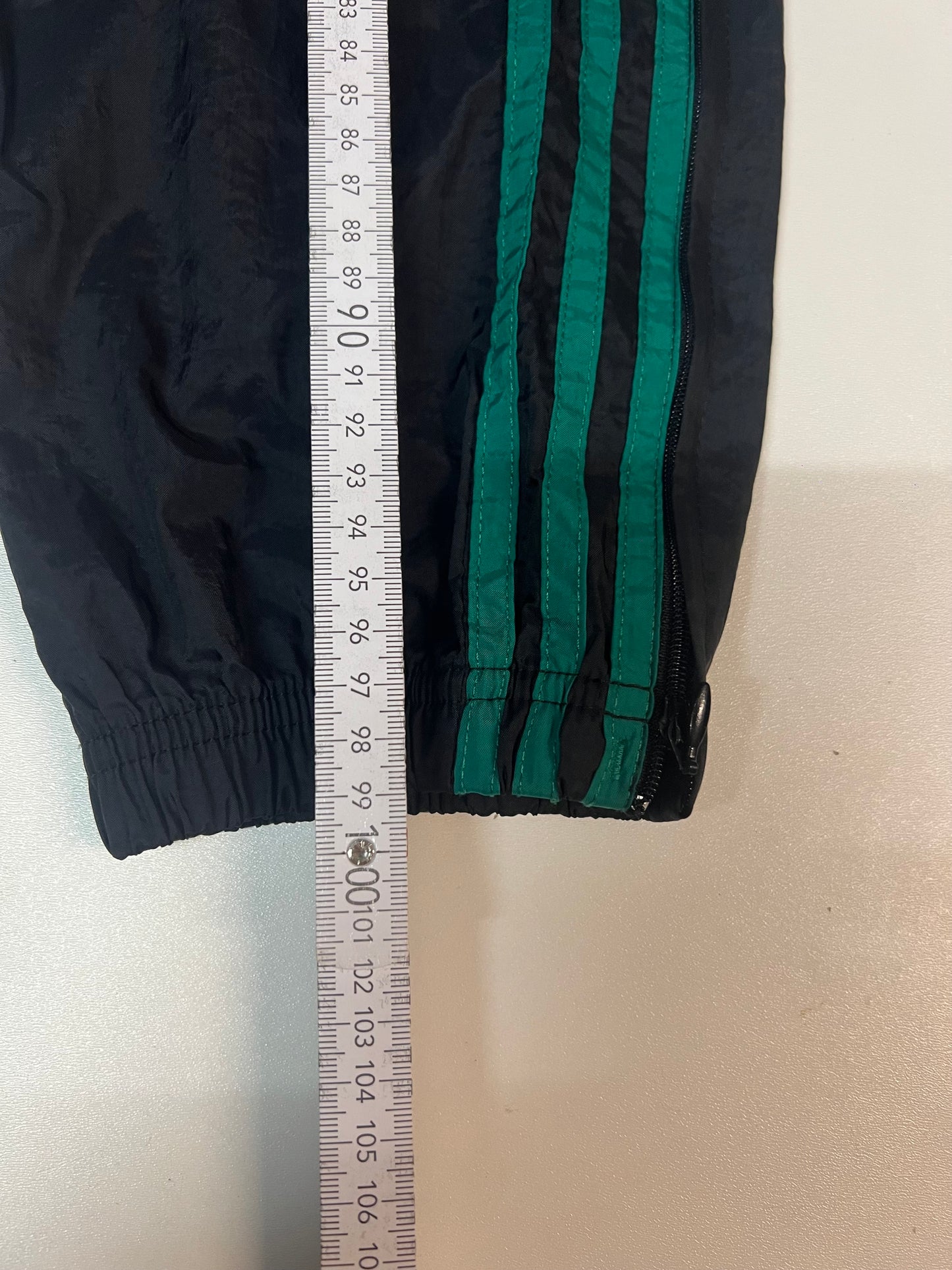 Entdecke unsere Vintage Track Pants von Nike und anderen Marken, erhältlich bei Valuxery.de - Dein Shop für trendige Vintage - Kleidung. Unsere Track Pants sind aus hochwertigen Materialien und