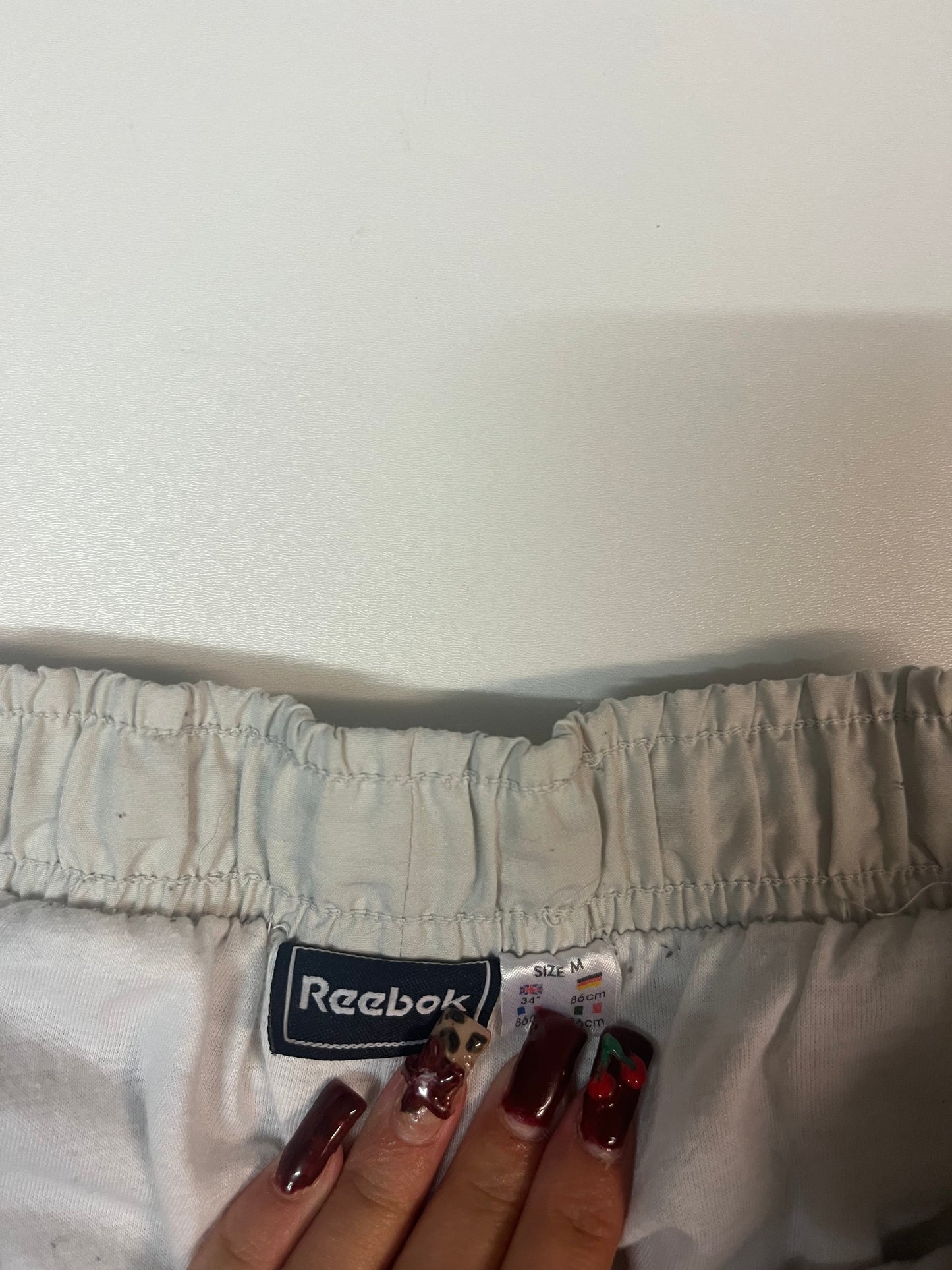 Entdecke unsere Vintage Track Pants von Nike und anderen Marken, erhältlich bei Valuxery.de - Dein Shop für trendige Vintage - Kleidung. Unsere Track Pants sind aus hochwertigen Materialien und