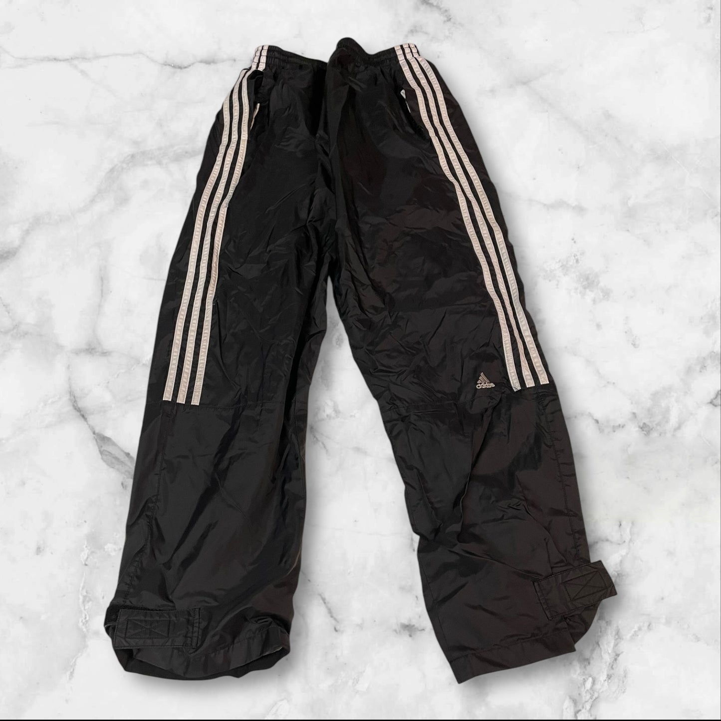 Entdecke unsere Vintage Track Pants von Nike und anderen Marken, erhältlich bei Valuxery.de - Dein Shop für trendige Vintage - Kleidung. Unsere Track Pants sind aus hochwertigen Materialien und