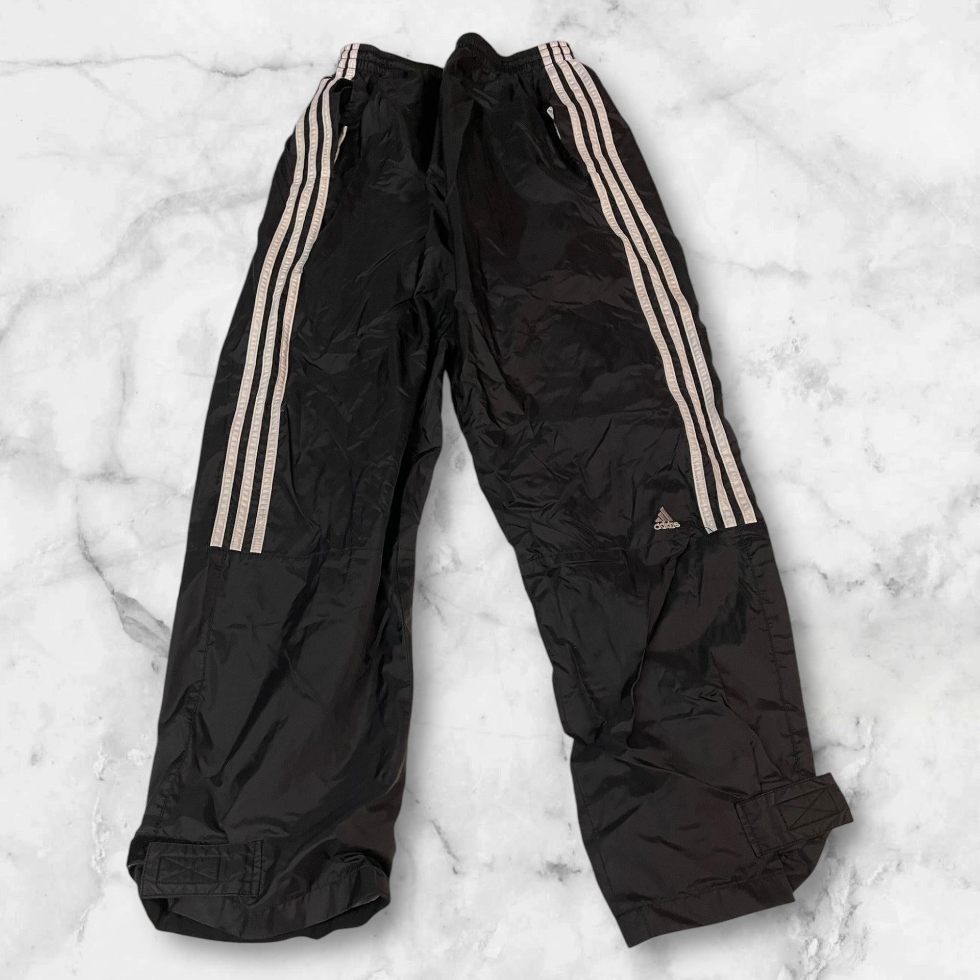 Entdecke unsere Vintage Track Pants von Nike und anderen Marken, erhältlich bei Valuxery.de - Dein Shop für trendige Vintage - Kleidung. Unsere Track Pants sind aus hochwertigen Materialien und