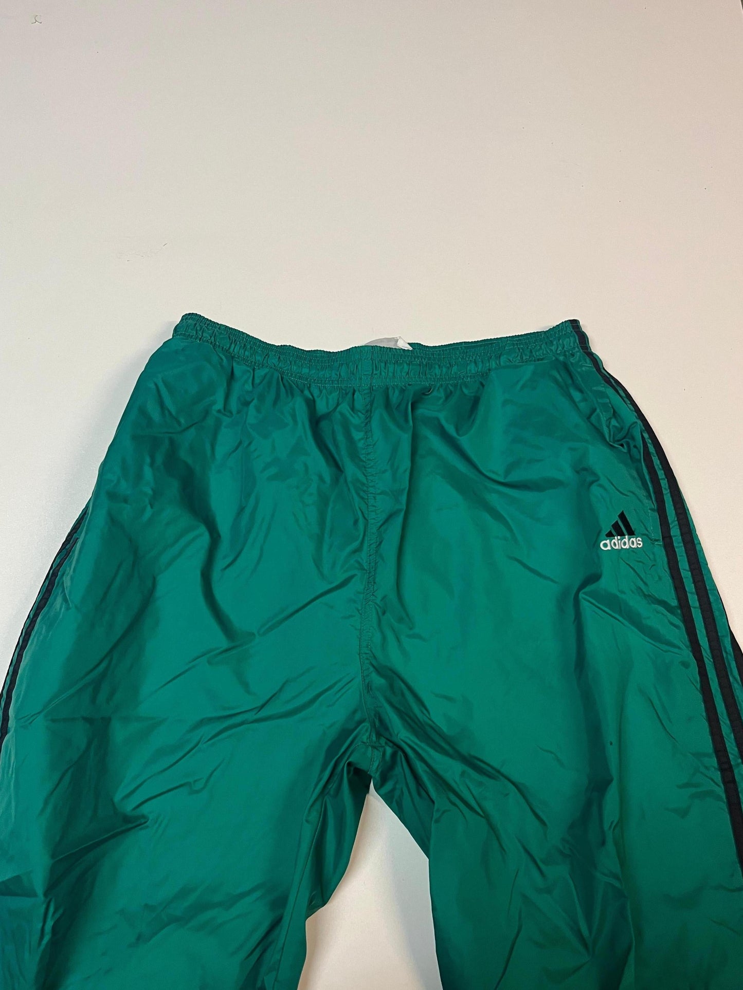 Entdecke unsere Vintage Track Pants von Nike und anderen Marken, erhältlich bei Valuxery.de - Dein Shop für trendige Vintage - Kleidung. Unsere Track Pants sind aus hochwertigen Materialien und