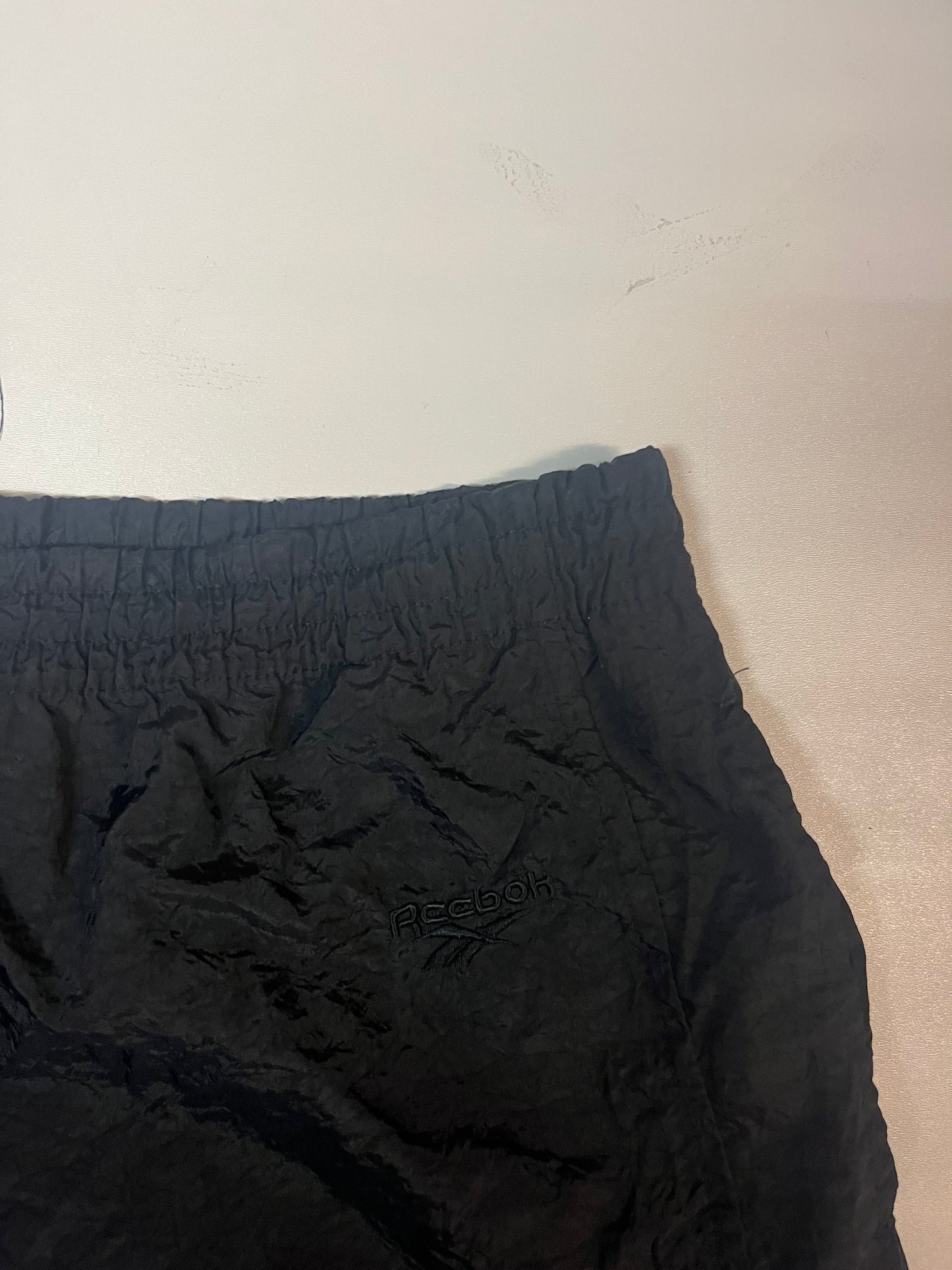 Entdecke unsere Vintage Track Pants von Nike und anderen Marken, erhältlich bei Valuxery.de - Dein Shop für trendige Vintage - Kleidung. Unsere Track Pants sind aus hochwertigen Materialien und